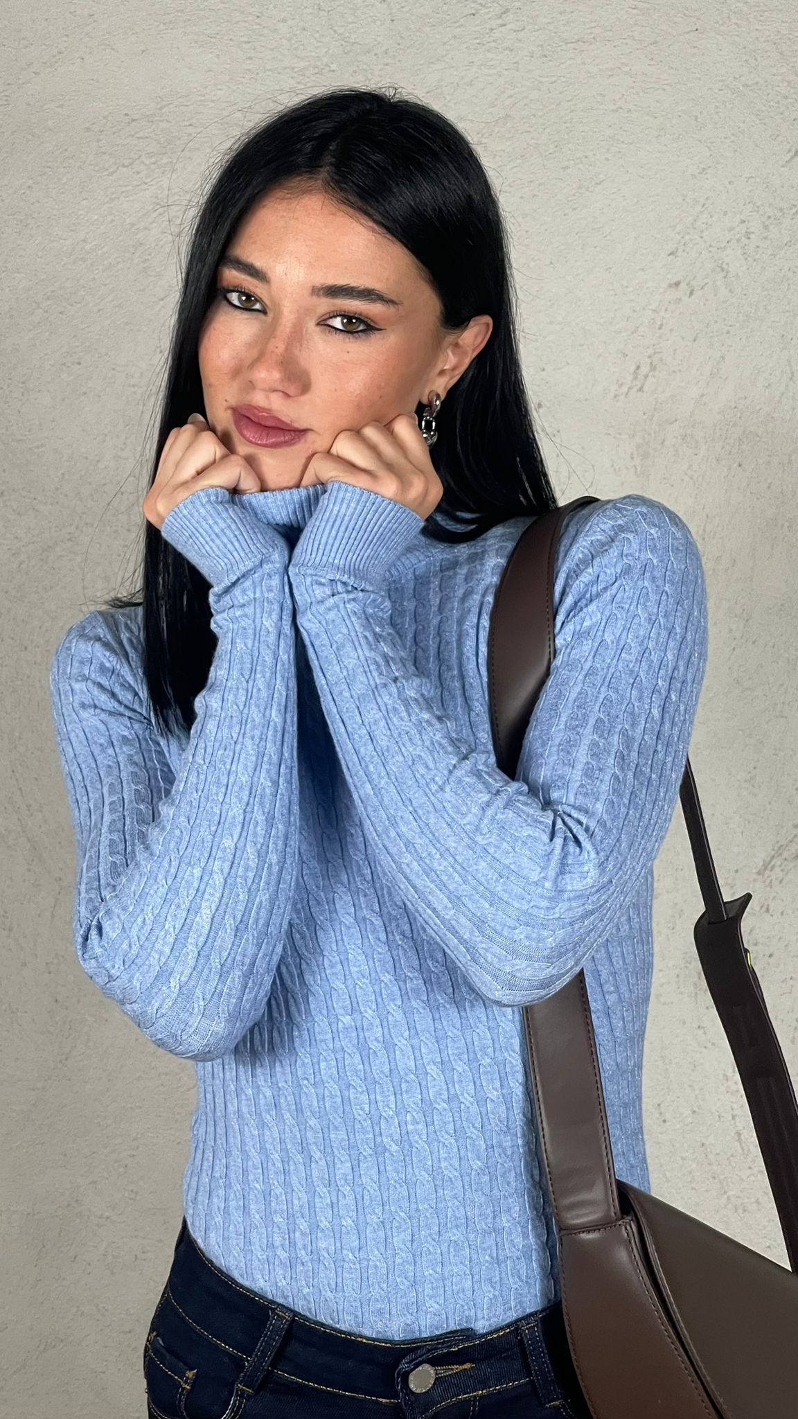 Maglia collo alto trecce