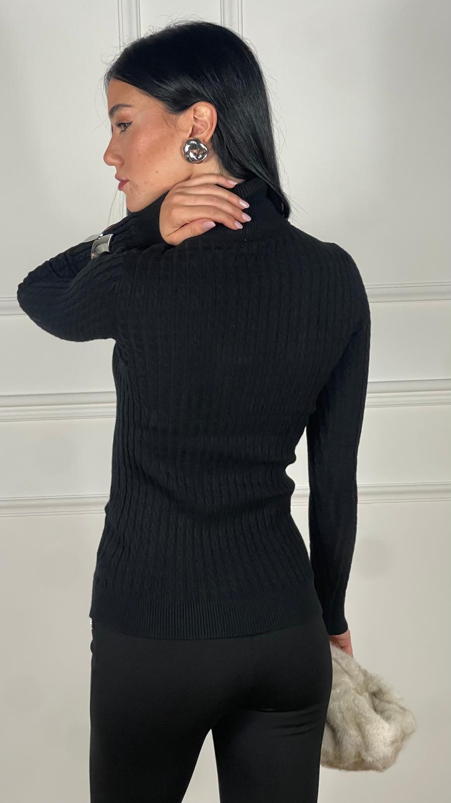 Maglia collo alto trecce