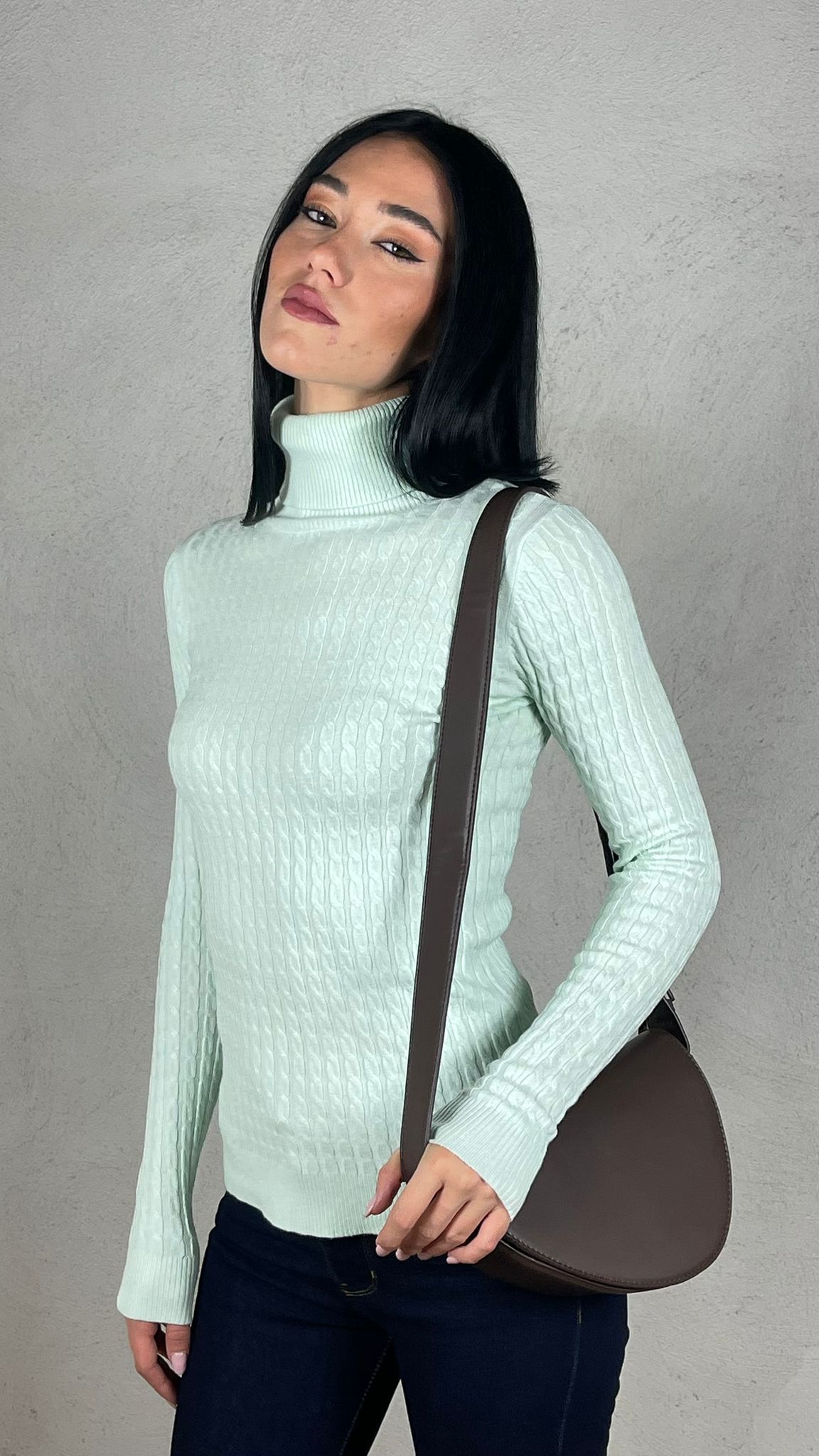 Maglia collo alto trecce