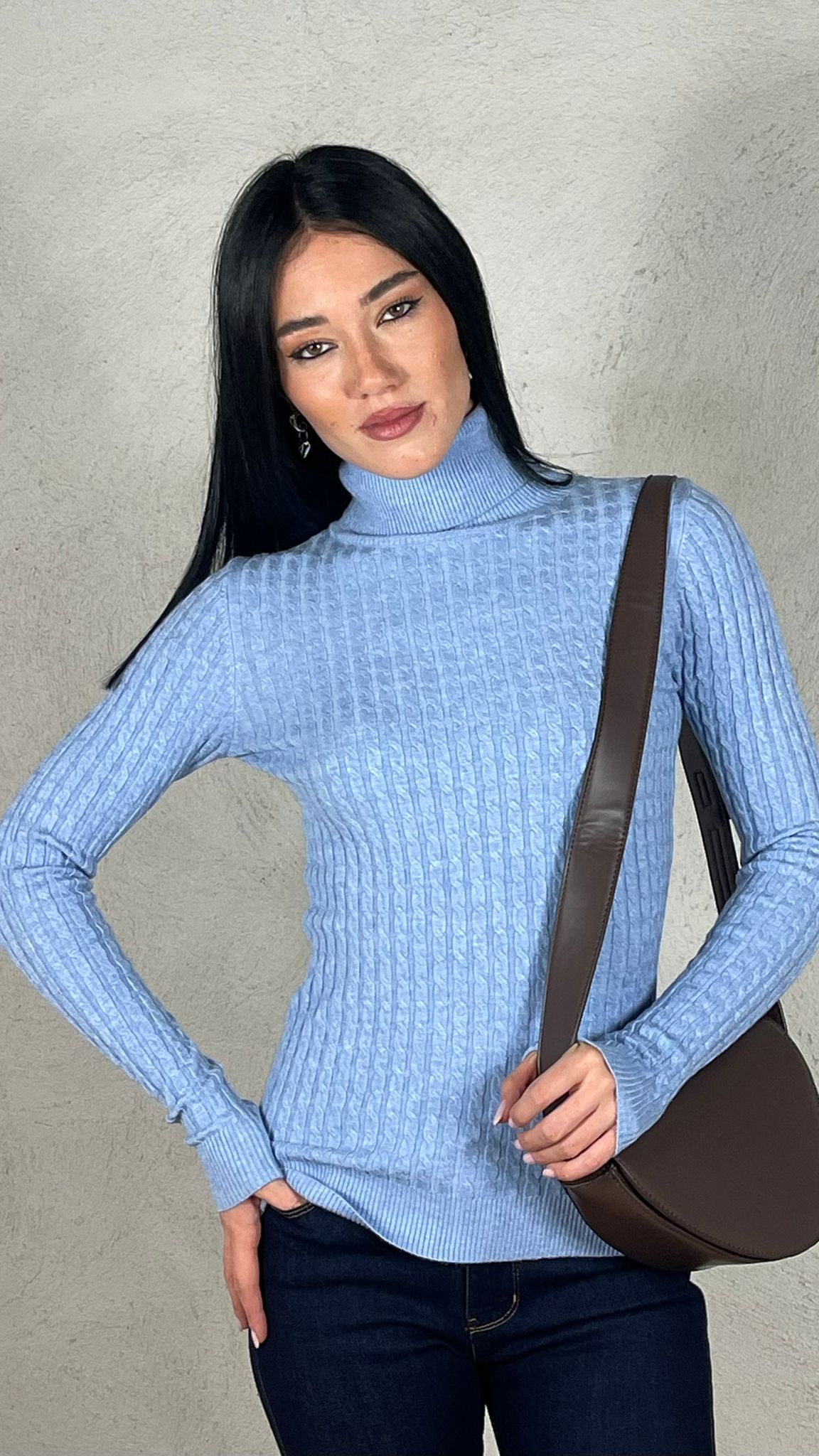 Maglia collo alto trecce