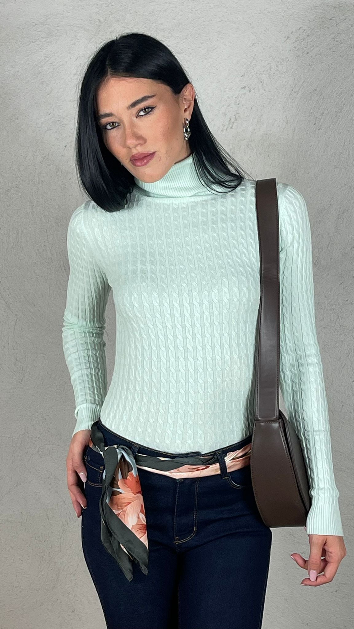 Maglia collo alto trecce