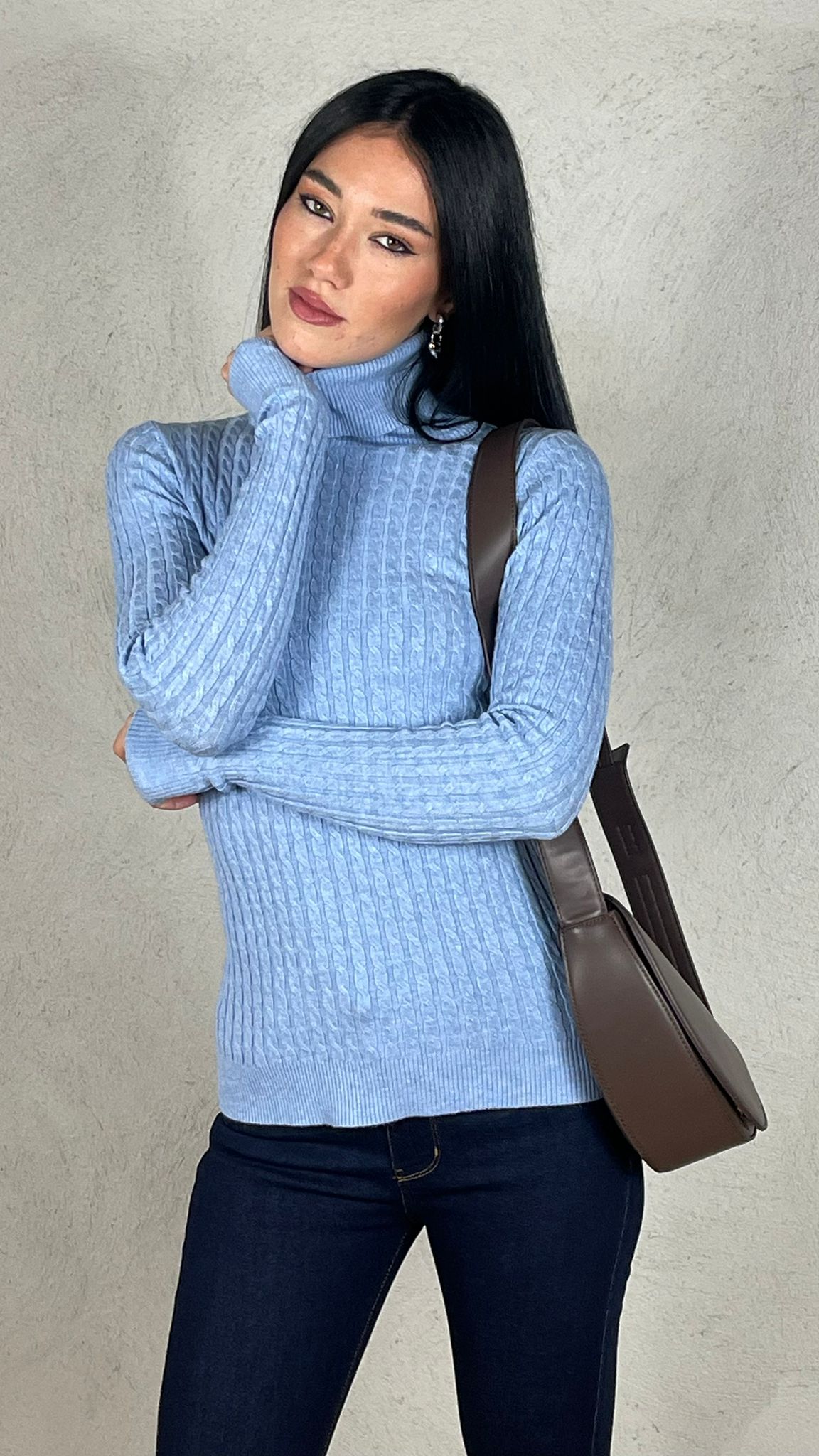 Maglia collo alto trecce