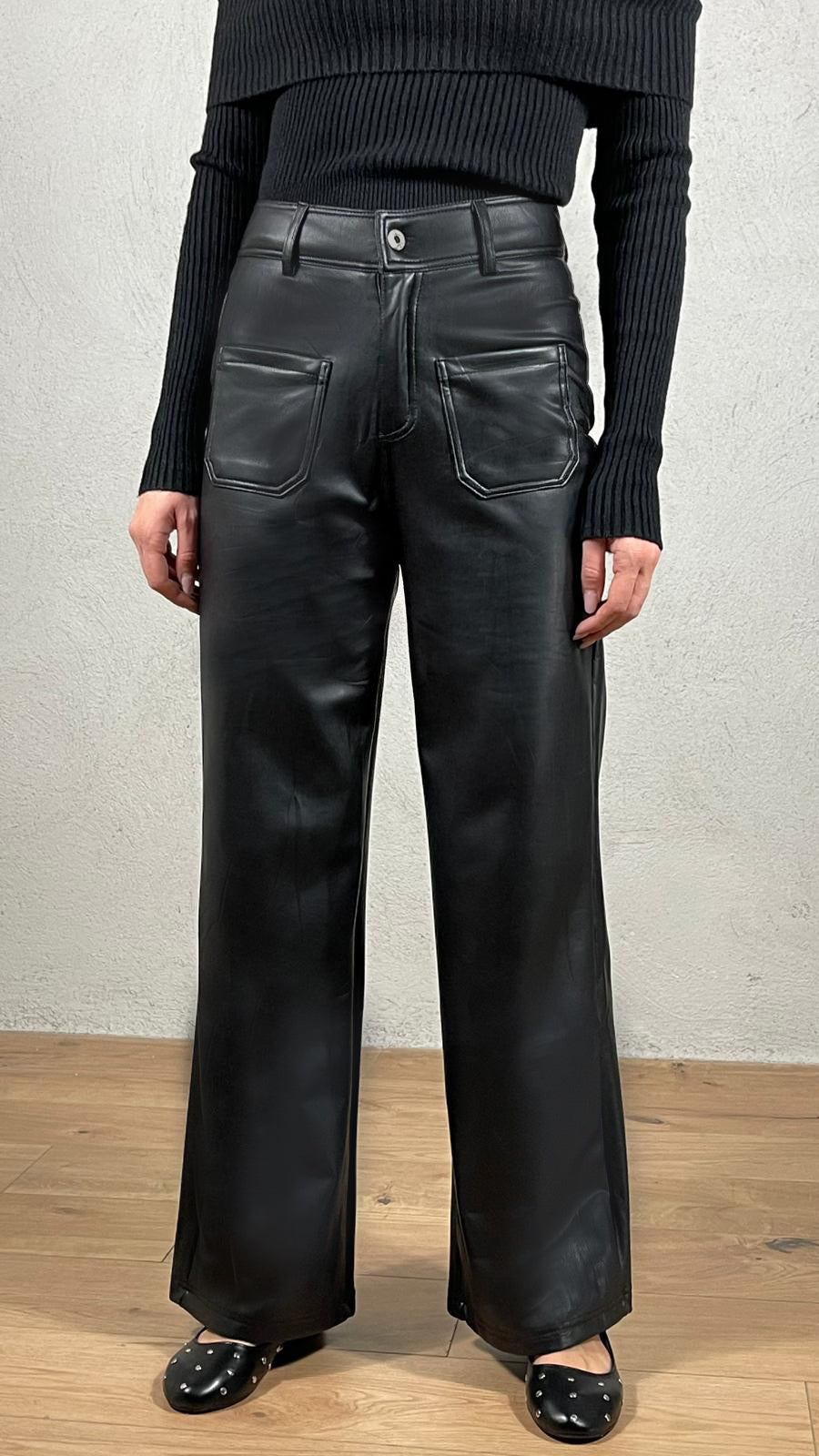 Pantaloni taschini wide leg effetto pelle