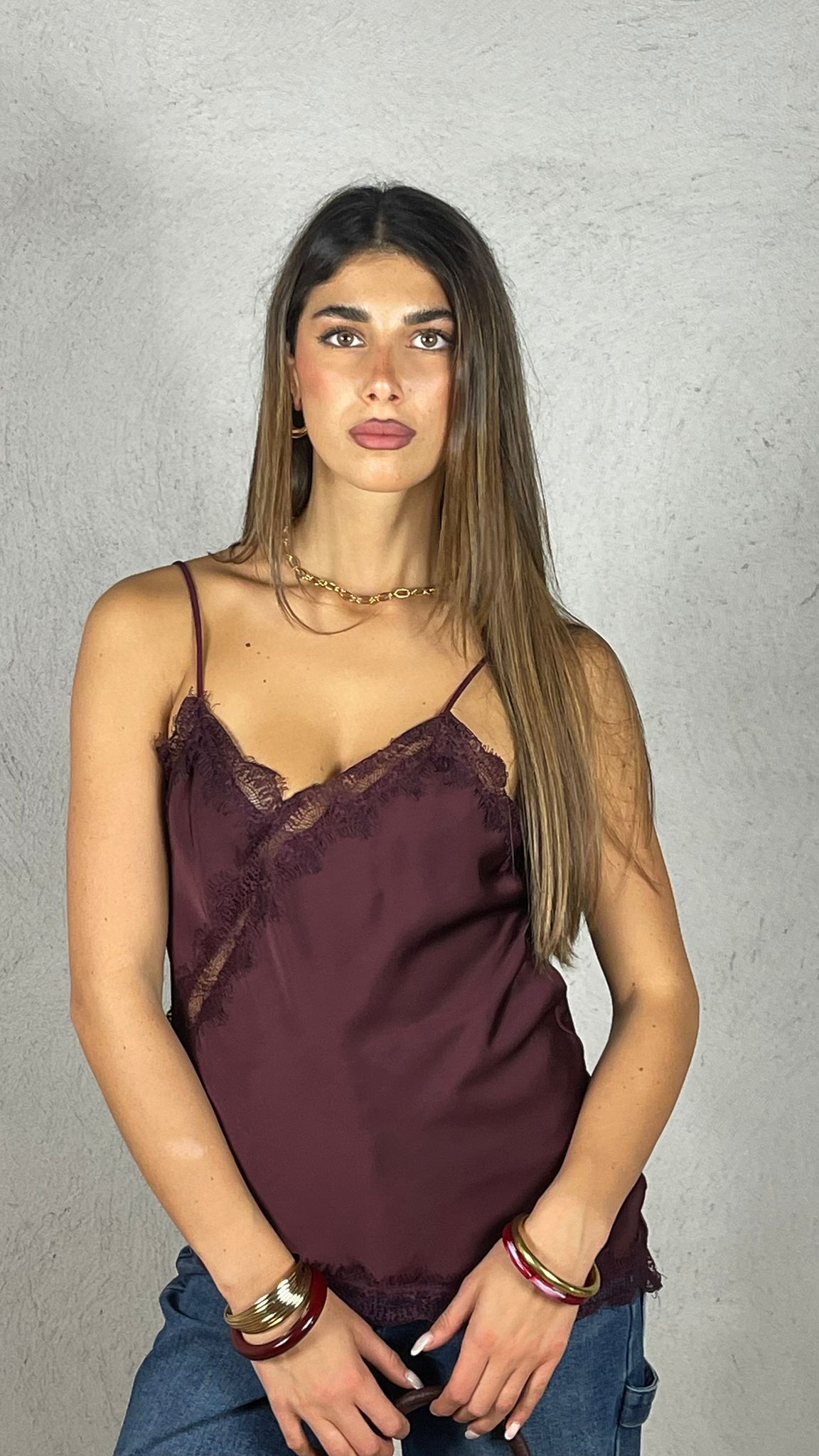 Top Satin asimmetrico con pizzo