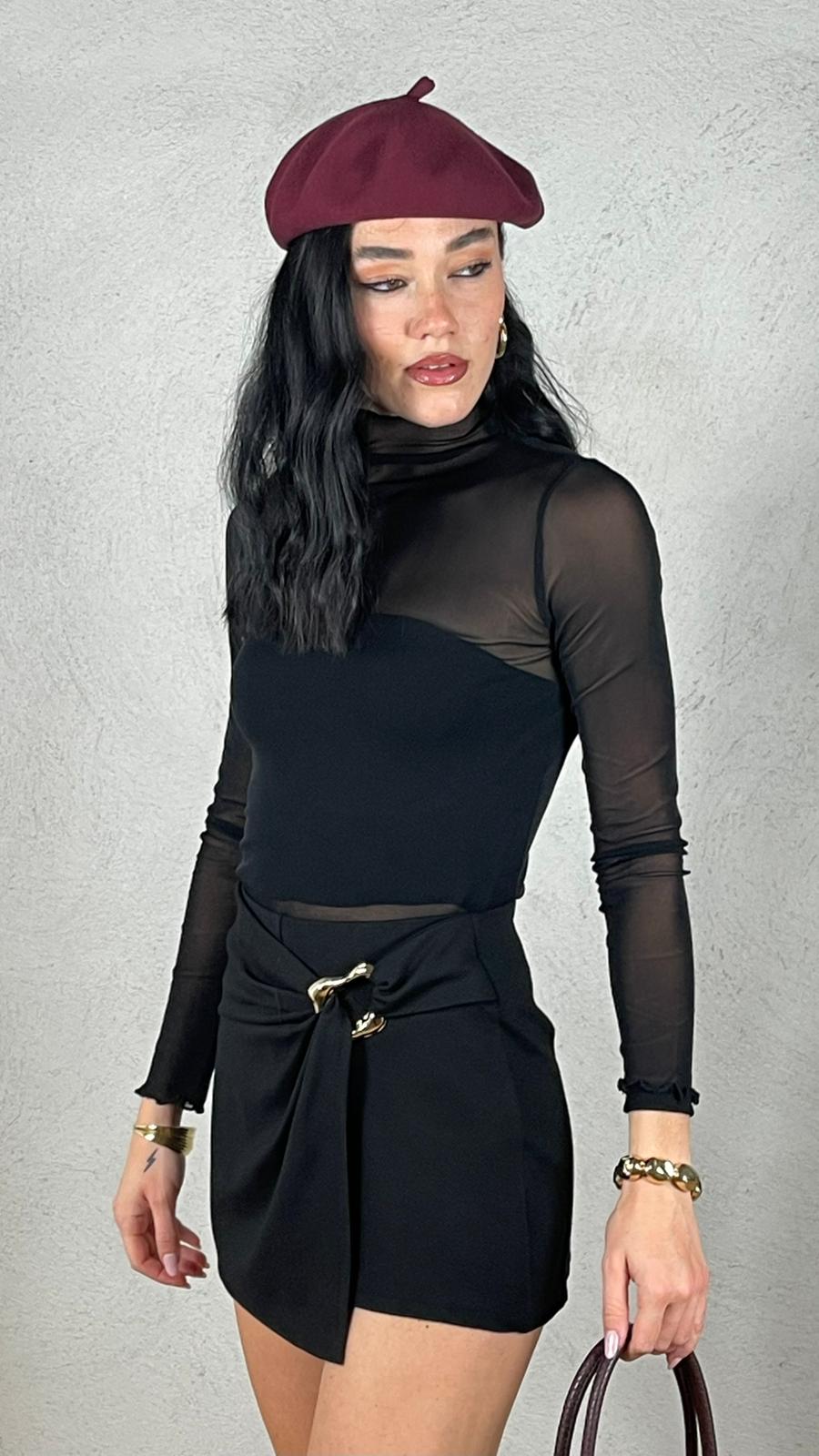 Gonna pantaloncino con accessorio oro