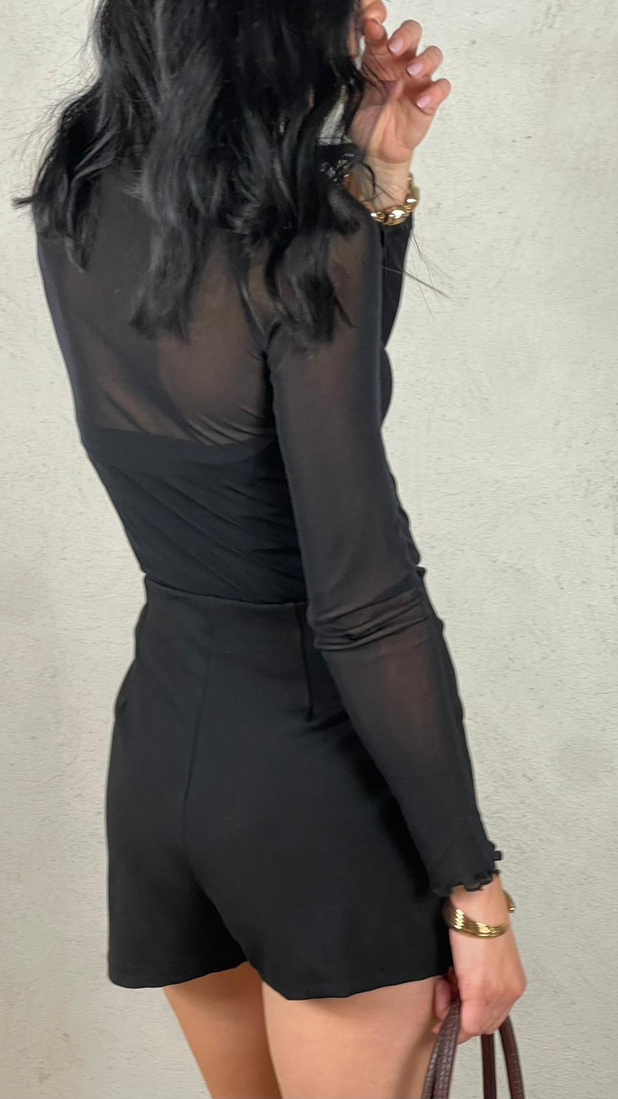 Gonna pantaloncino con accessorio oro