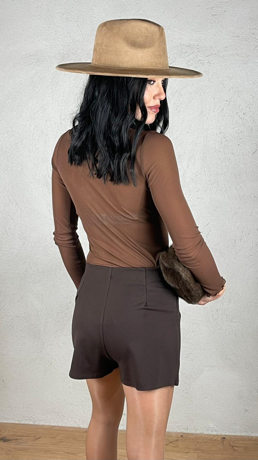 Gonna pantaloncino con accessorio oro