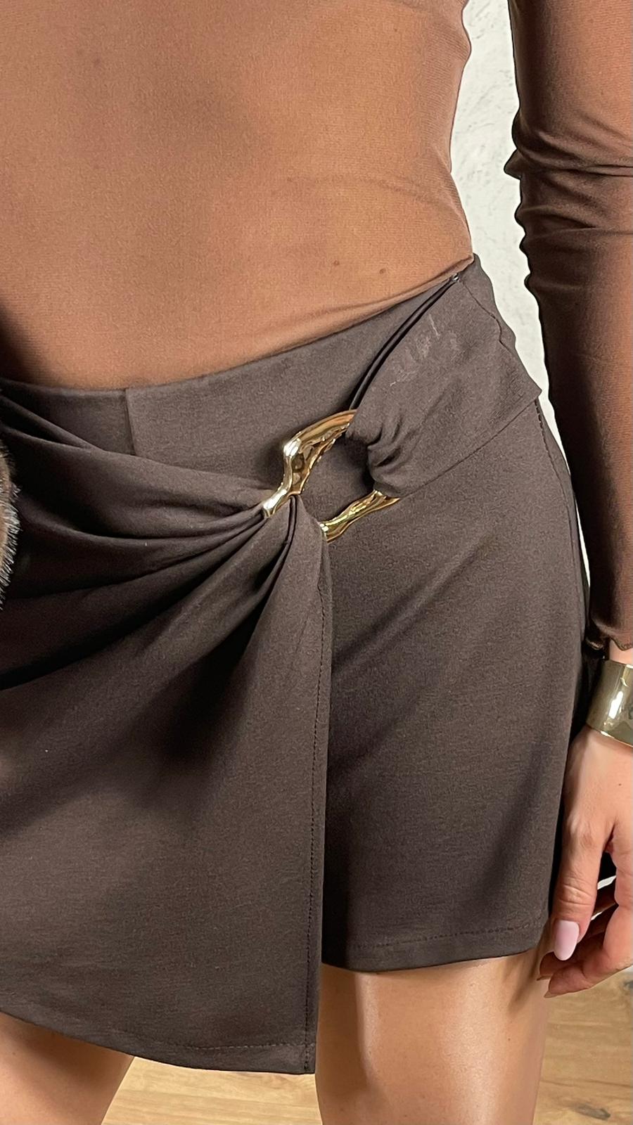 Gonna pantaloncino con accessorio oro