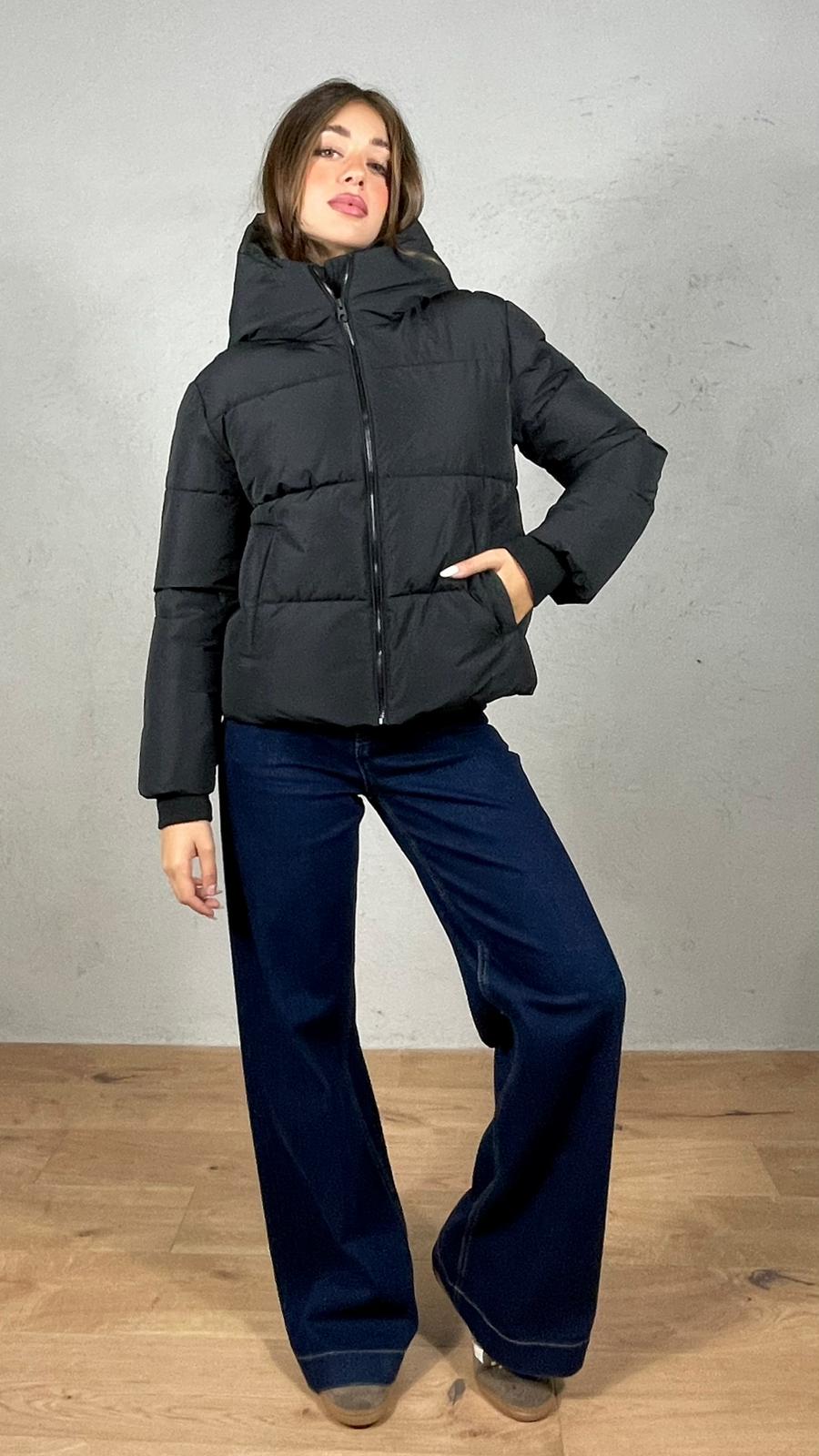 GIUBBOTTO CON CAPPUCCIO|Colore:Nero