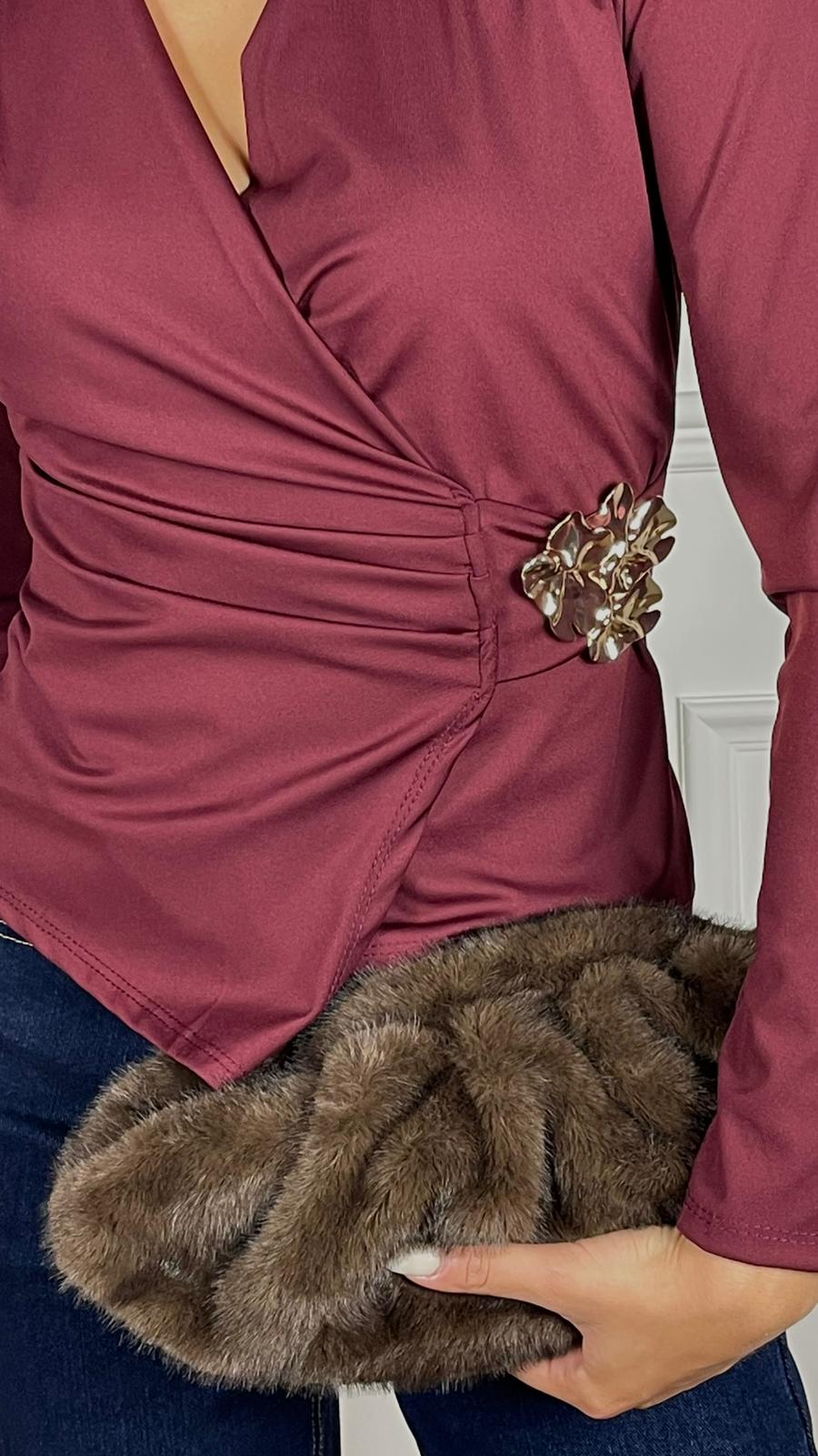 Blusa con accessorio fiore oro