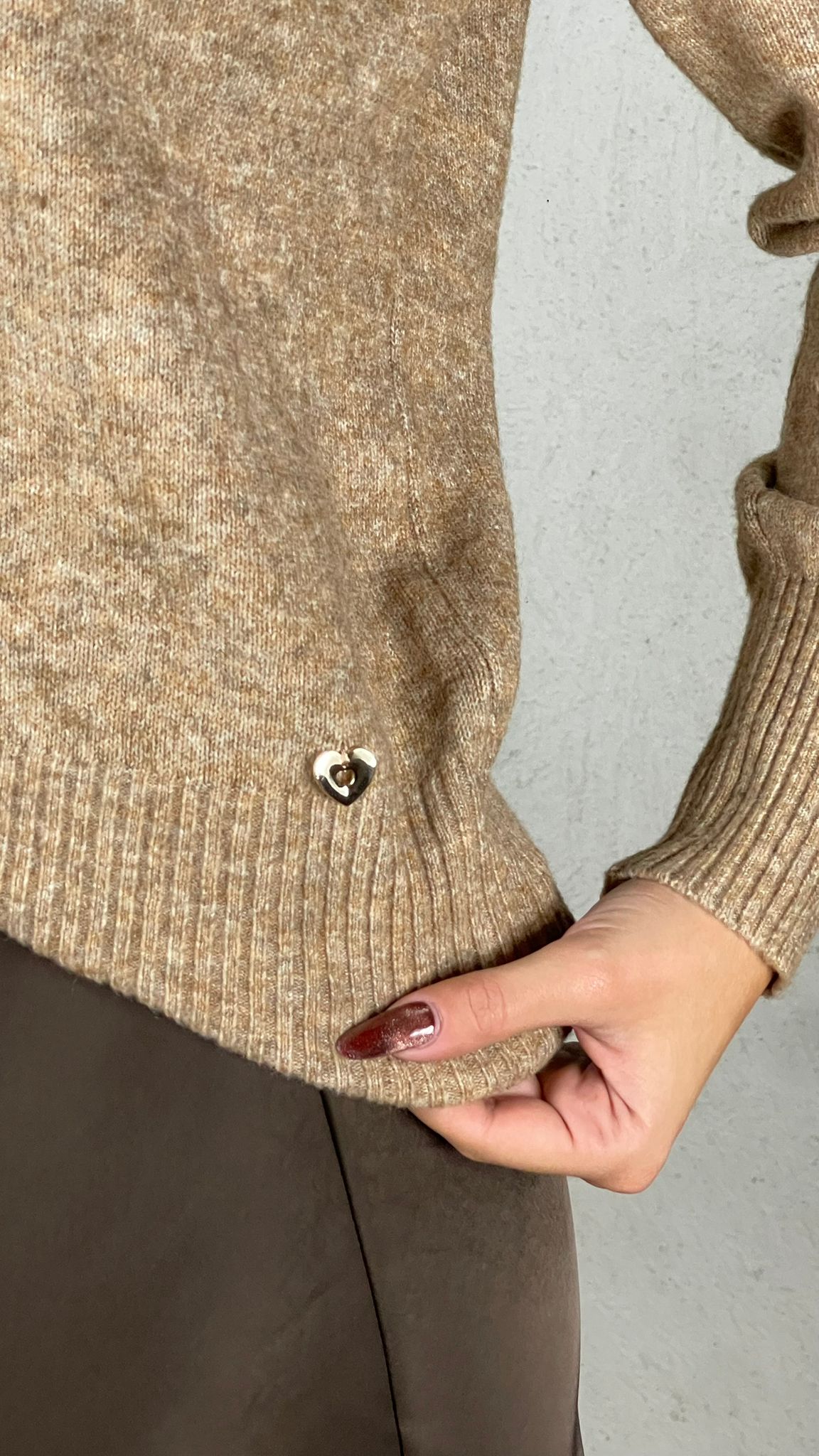 Maglia charms cuore|Colore:Cammello