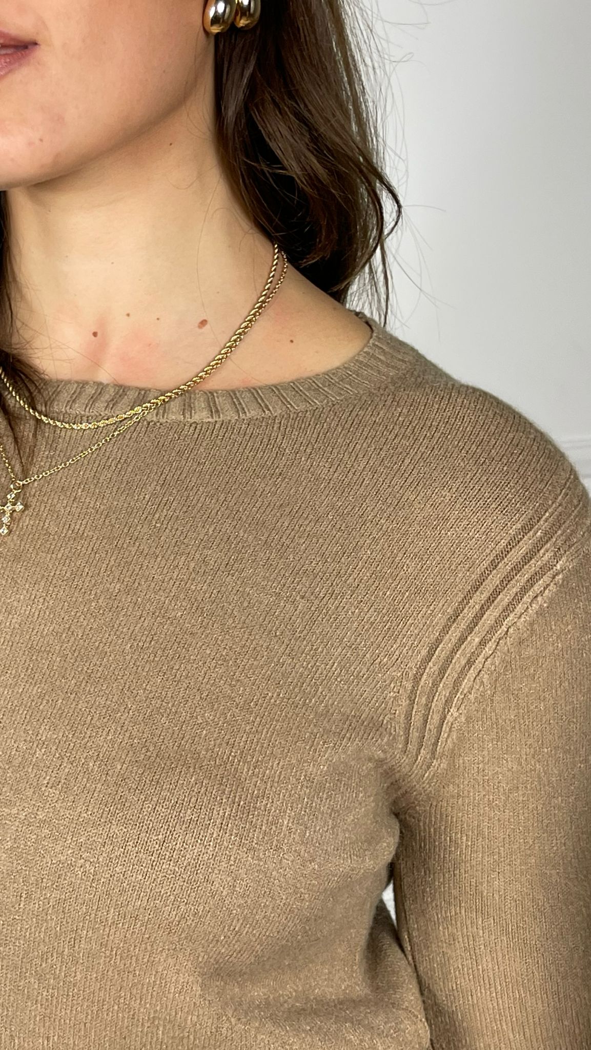 Maglia con accessorio esagonale