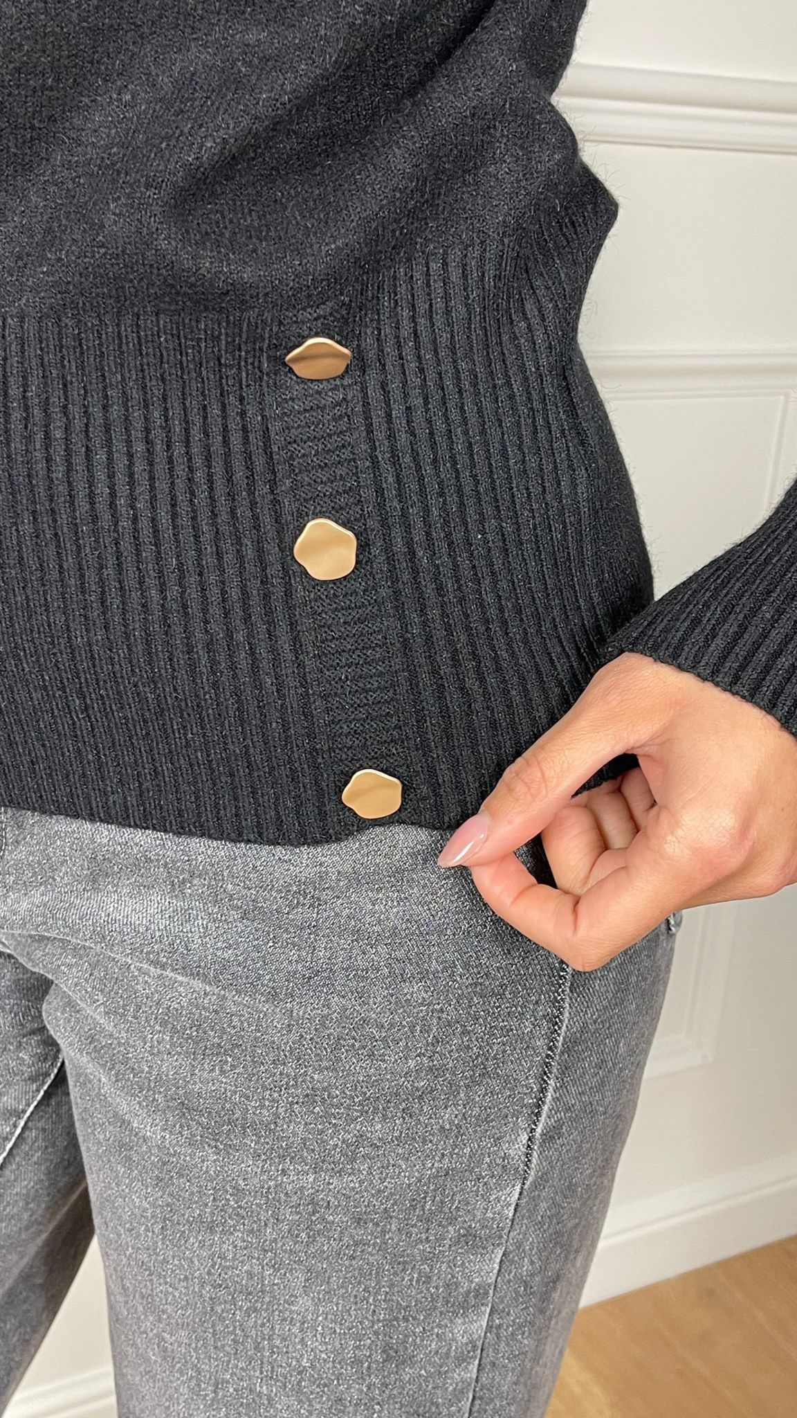 Maglia con accessorio esagonale|Colore:Nero