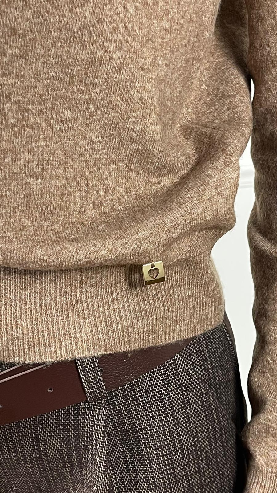 Maglia charms cuore scollo ovale