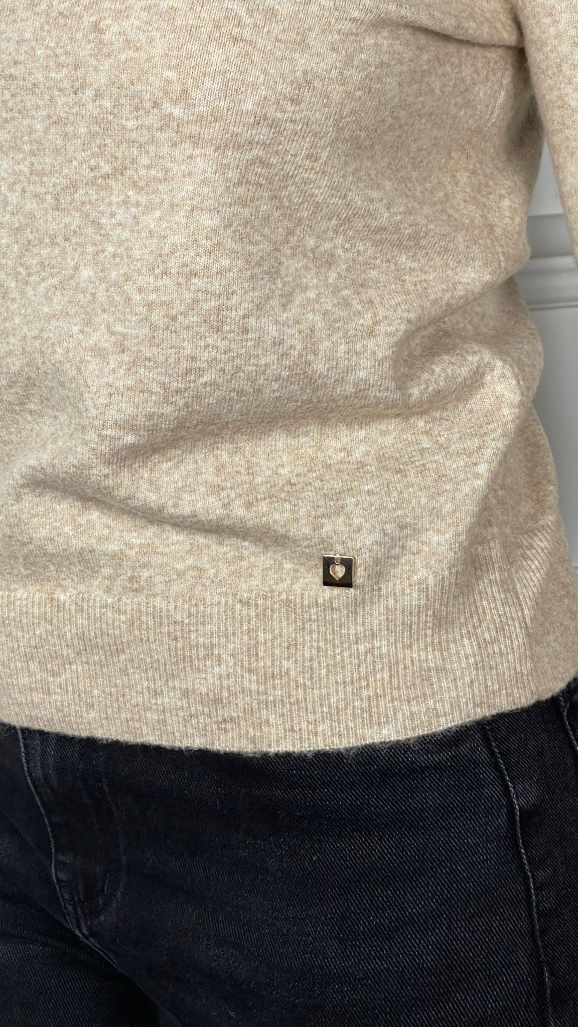 Maglia charms cuore scollo ovale