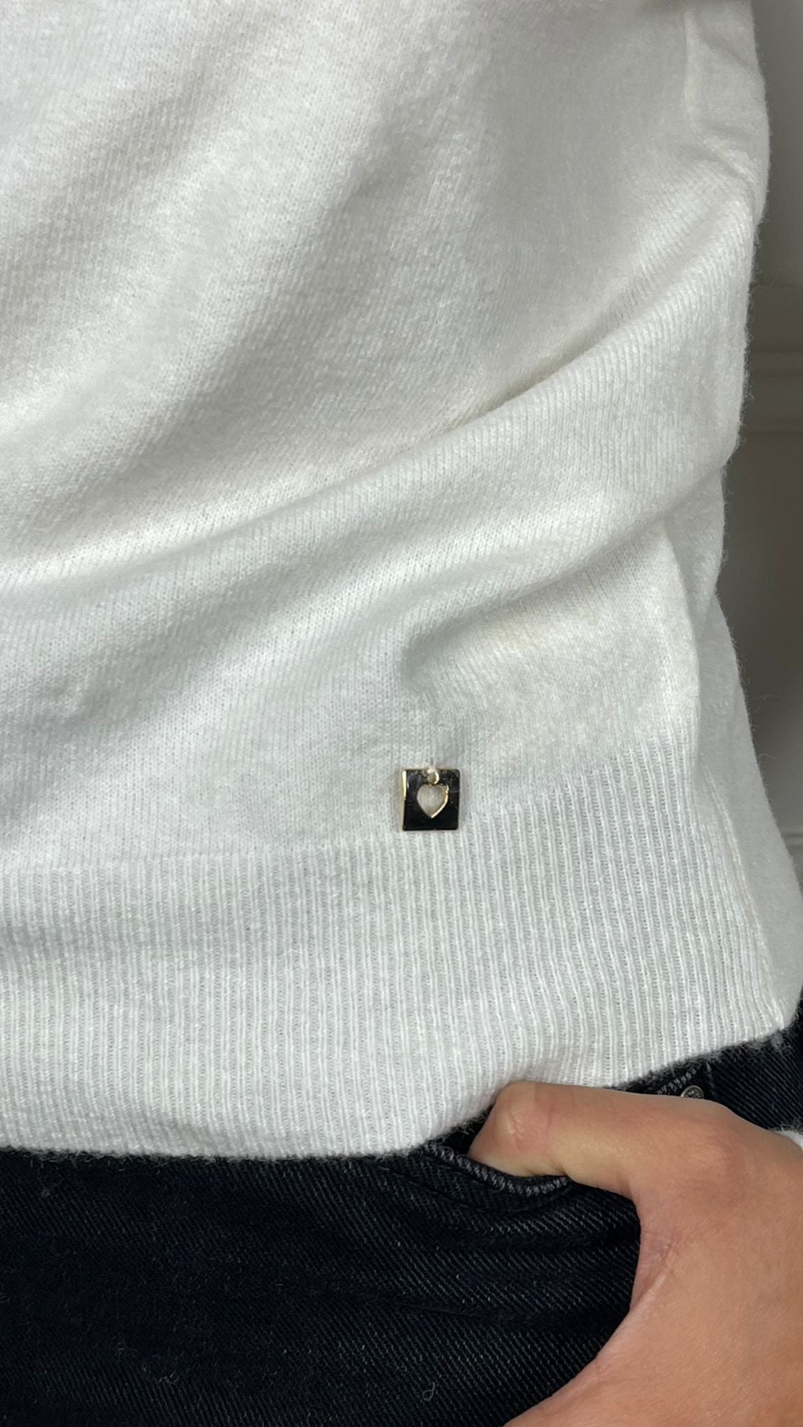 Maglia charms cuore scollo ovale