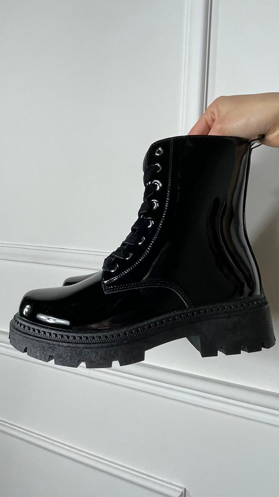 Anfibio con lacci rifinitura lucida - Candida.it