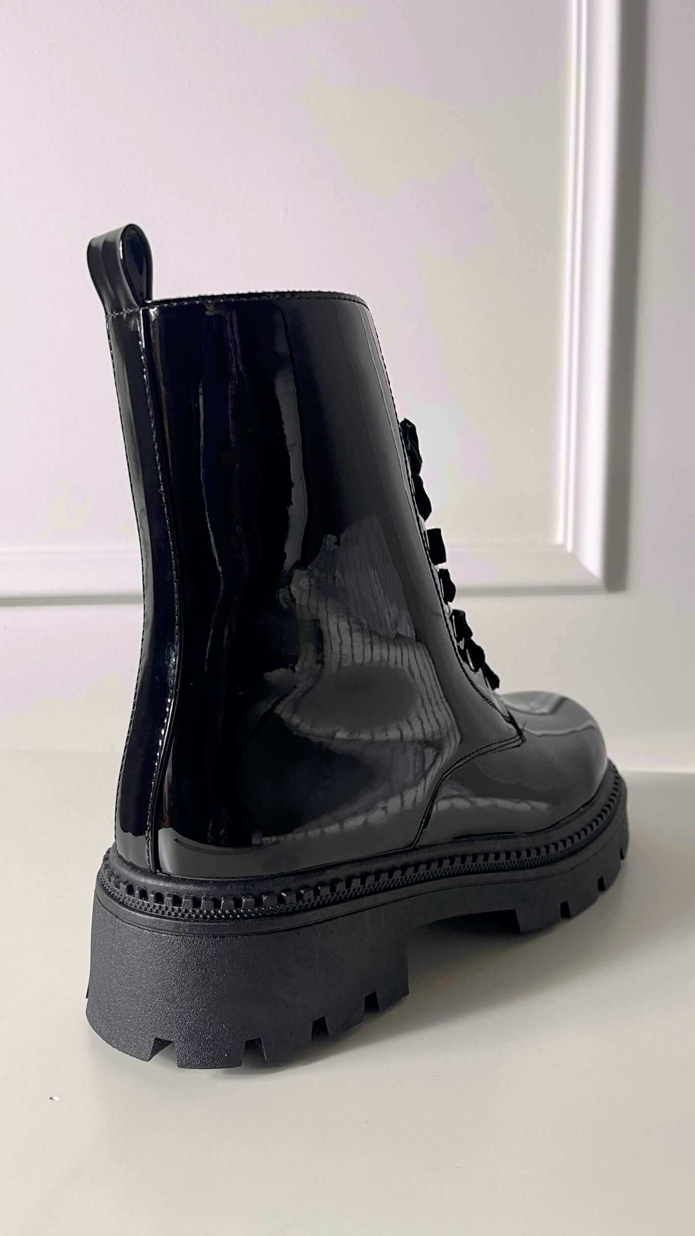 Anfibio con lacci rifinitura lucida - Candida.it