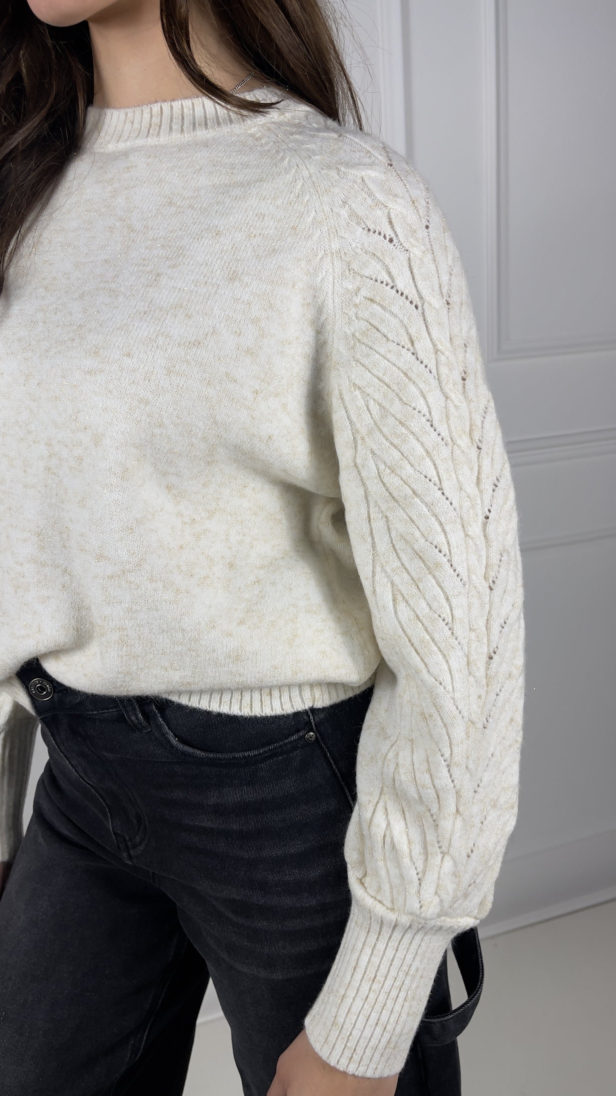 Maglione con treccia sulla spalla