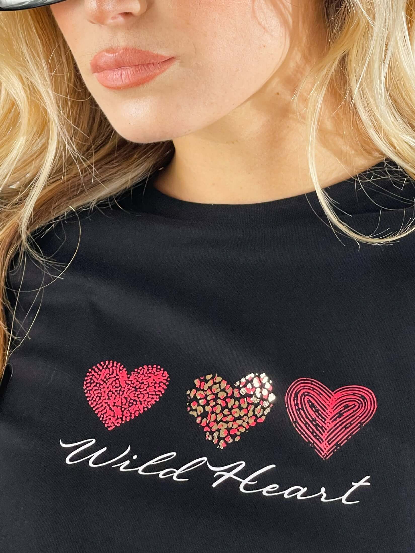 T-Shirt tris di cuori|Colore:Nero