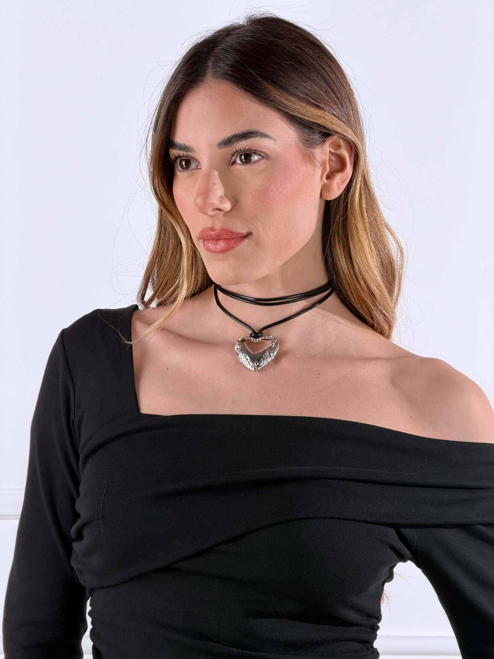 Maglia scollo a barca asimmetrico|Colore:Nero