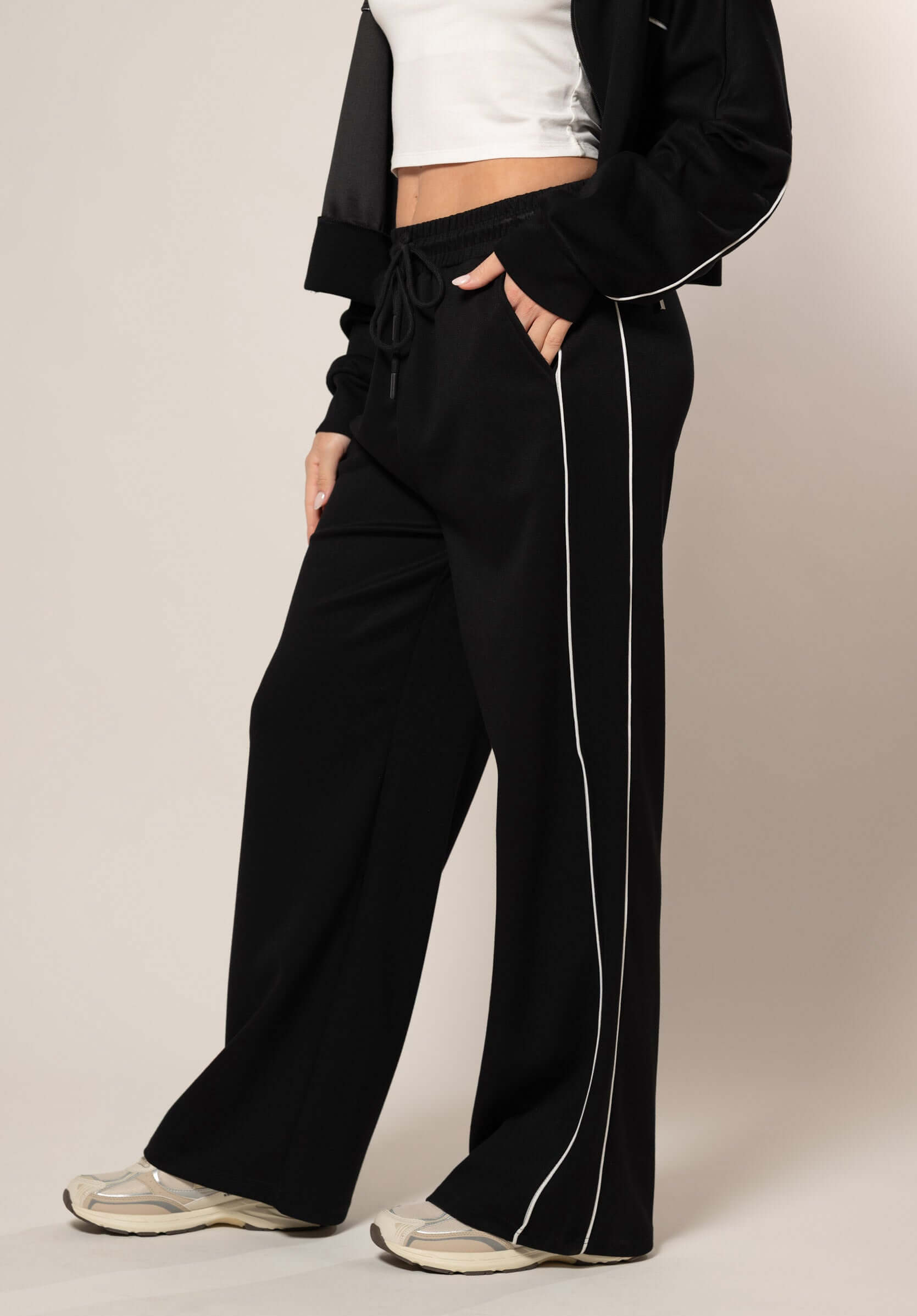 Tuta con profili a contrasto|Colore:Nero