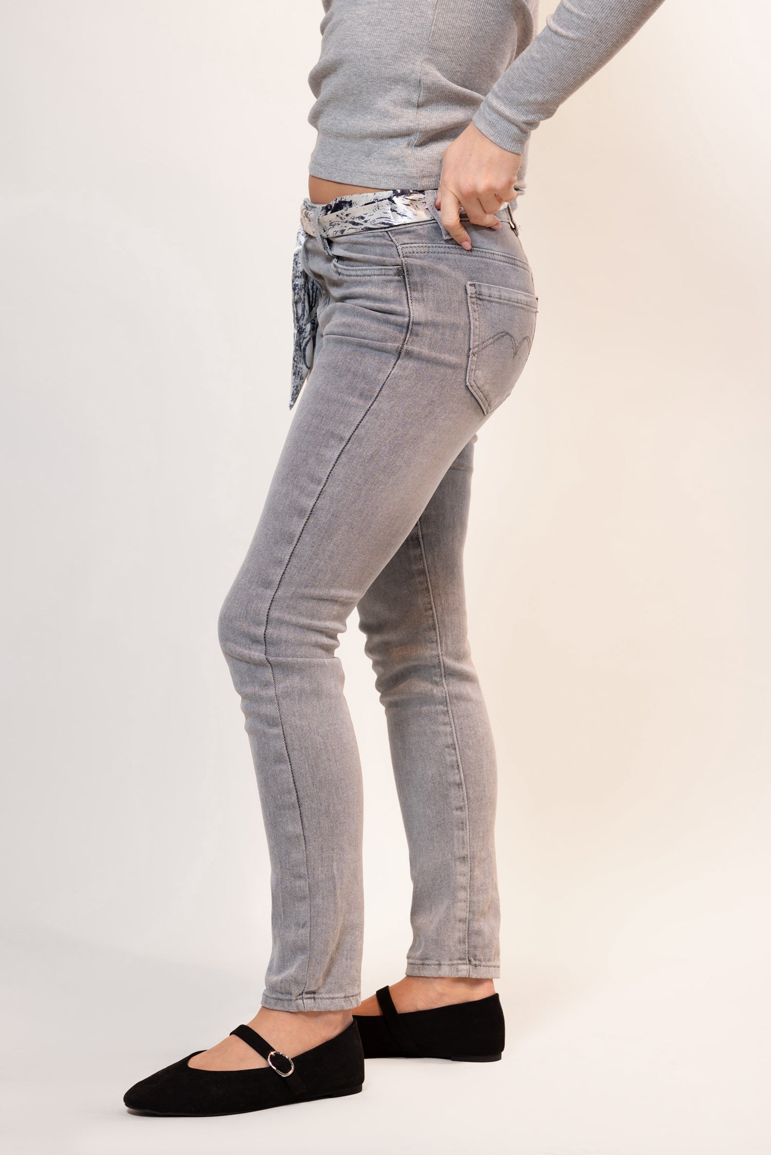 Jeans slim fit con foulard|Colore:Grigio