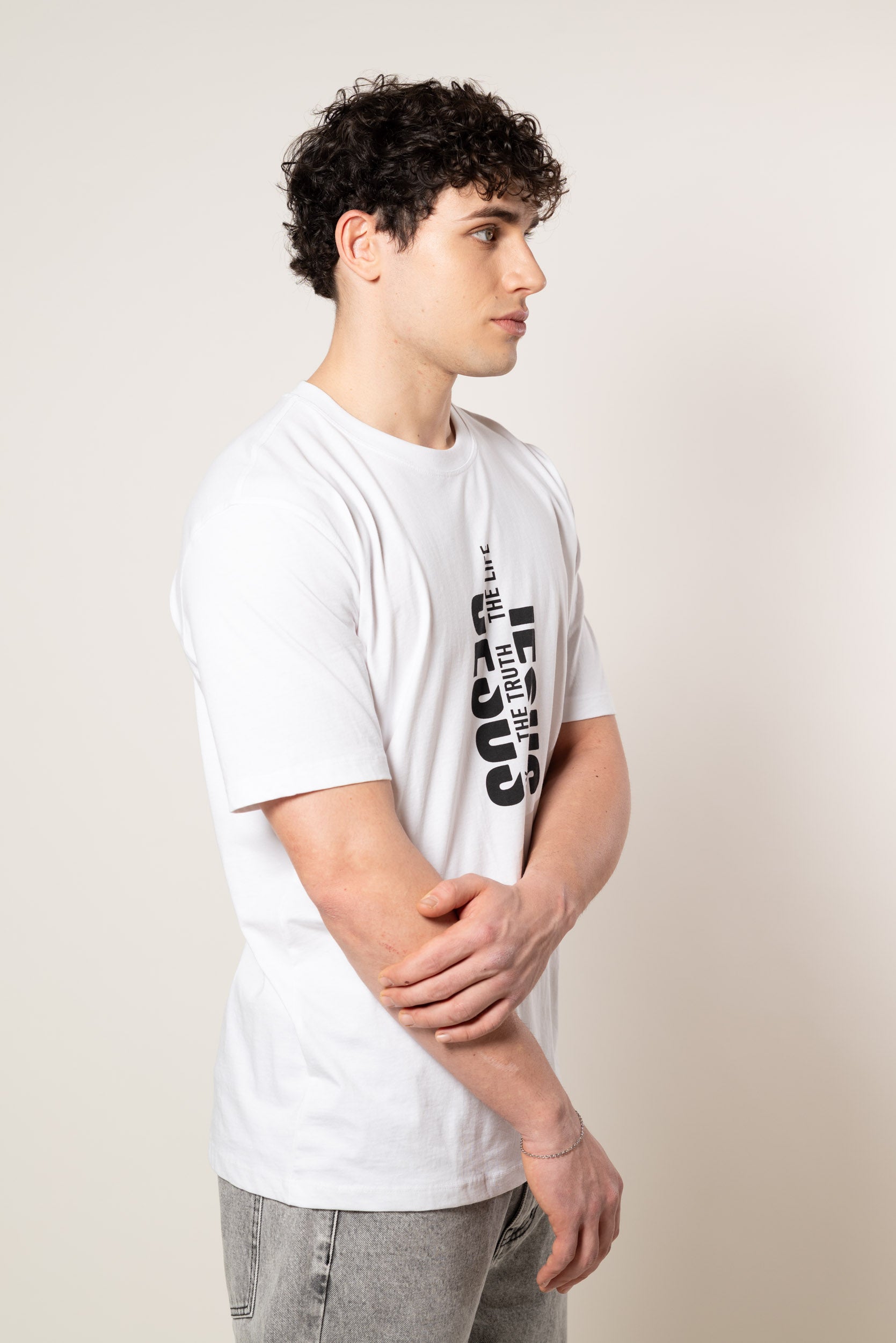 T-shirt bianca con stampa verticale sul petto.|Colore:Bianco