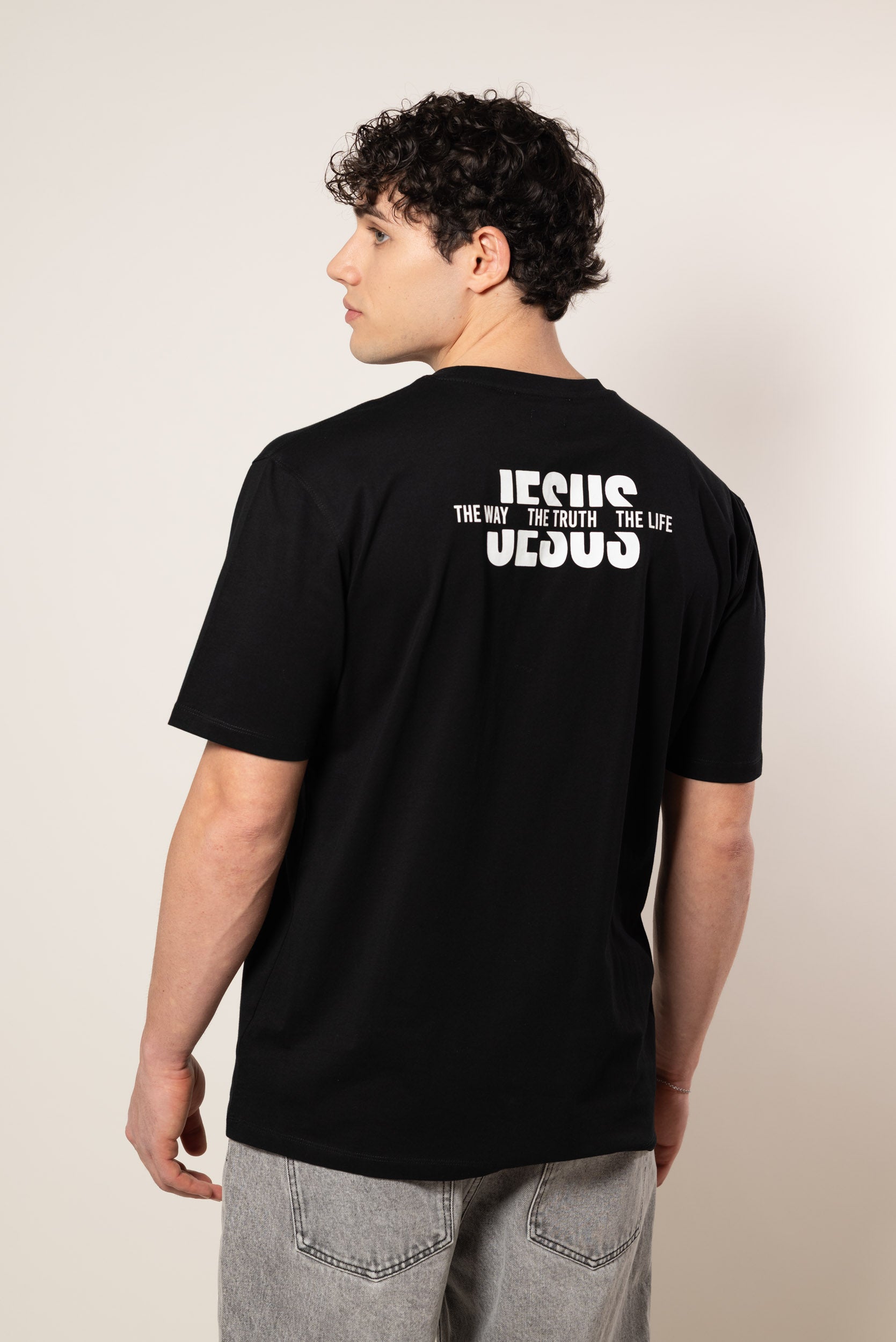 T-shirt bianca con stampa verticale sul petto.|Colore:Nero