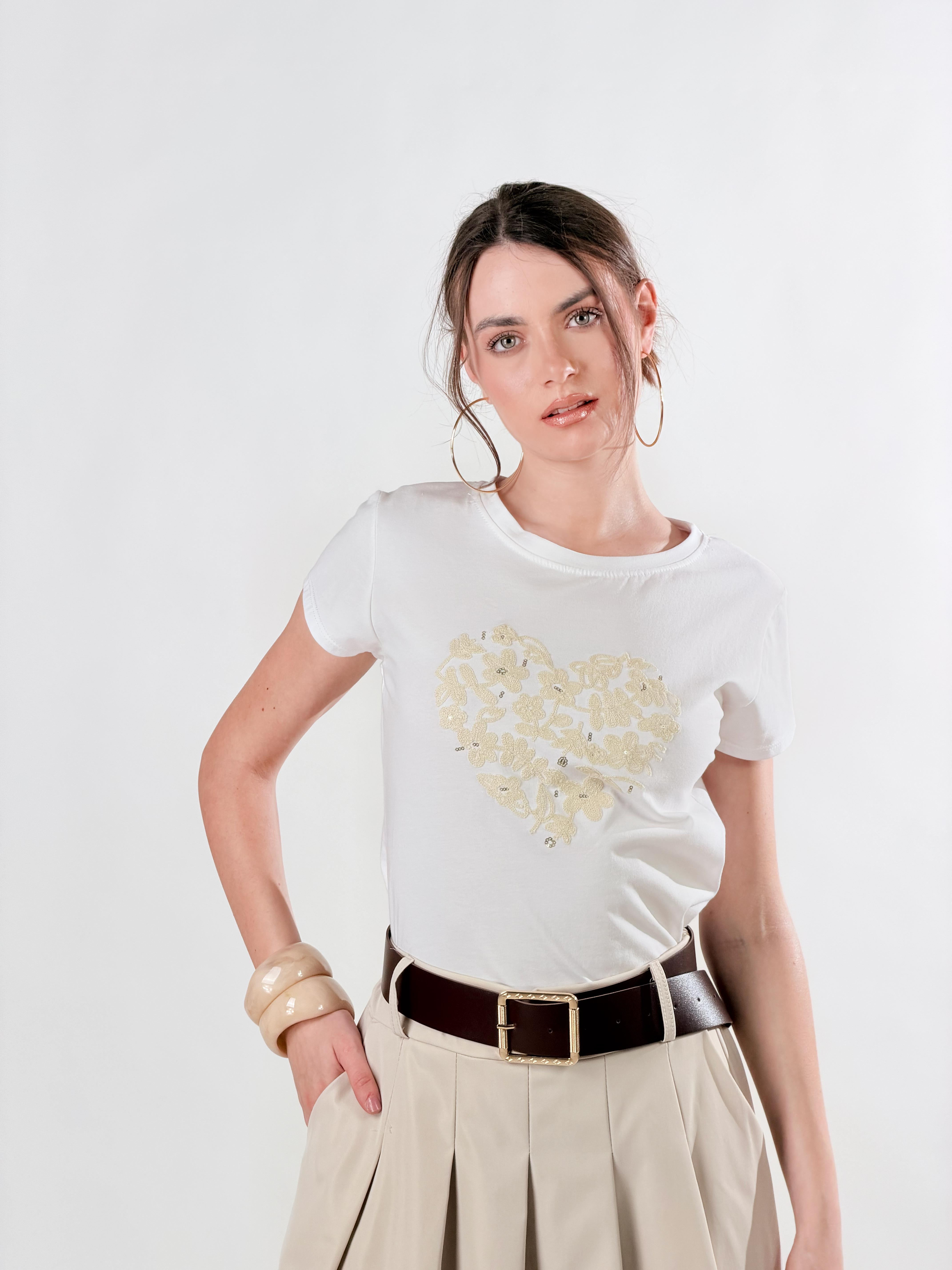 T-shirt con ricamo a forma di cuore|Colore:Bianco/beige