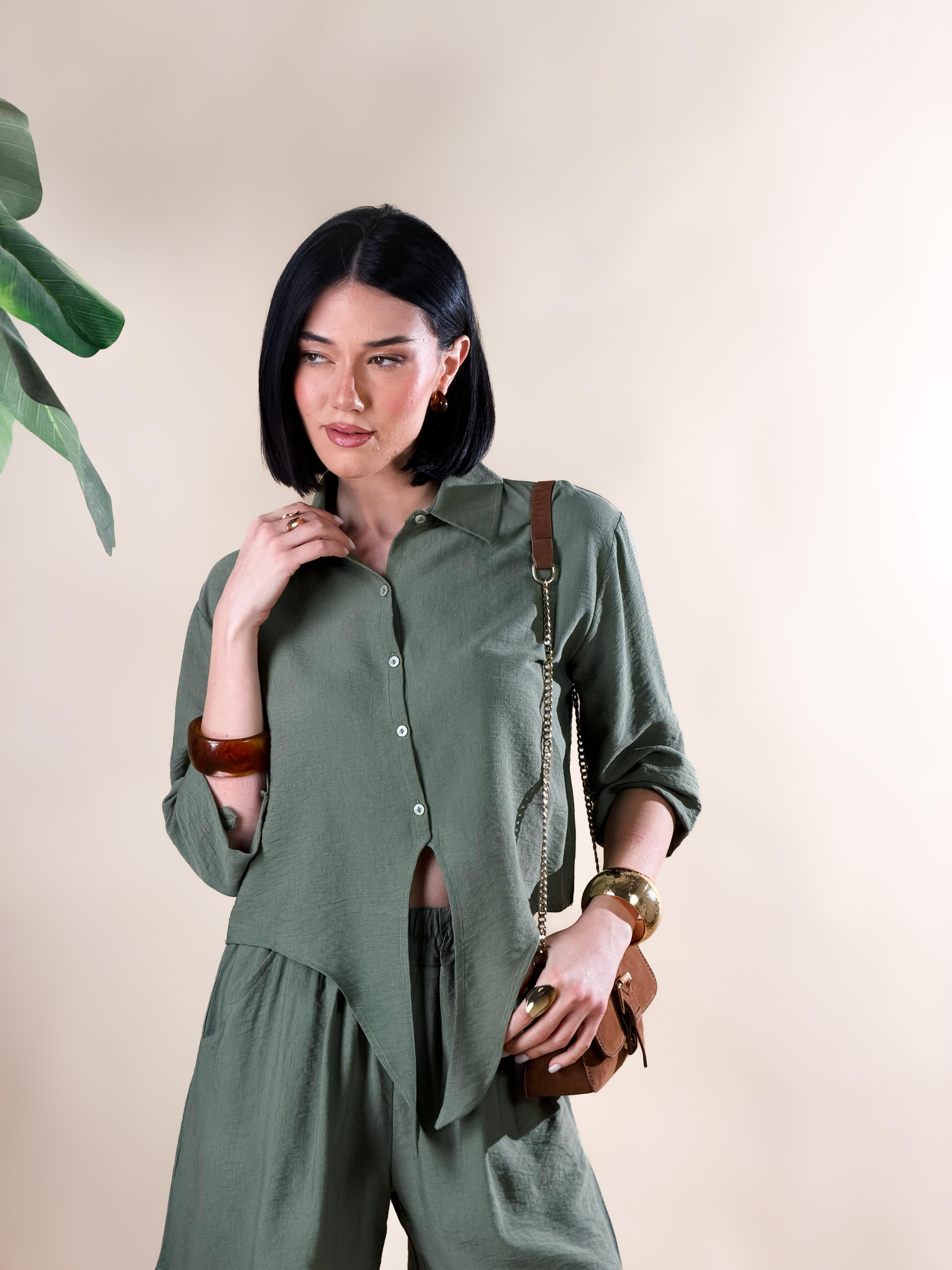 Camicia modello oversize corto, con nodo frontale |Colore:Verde militare