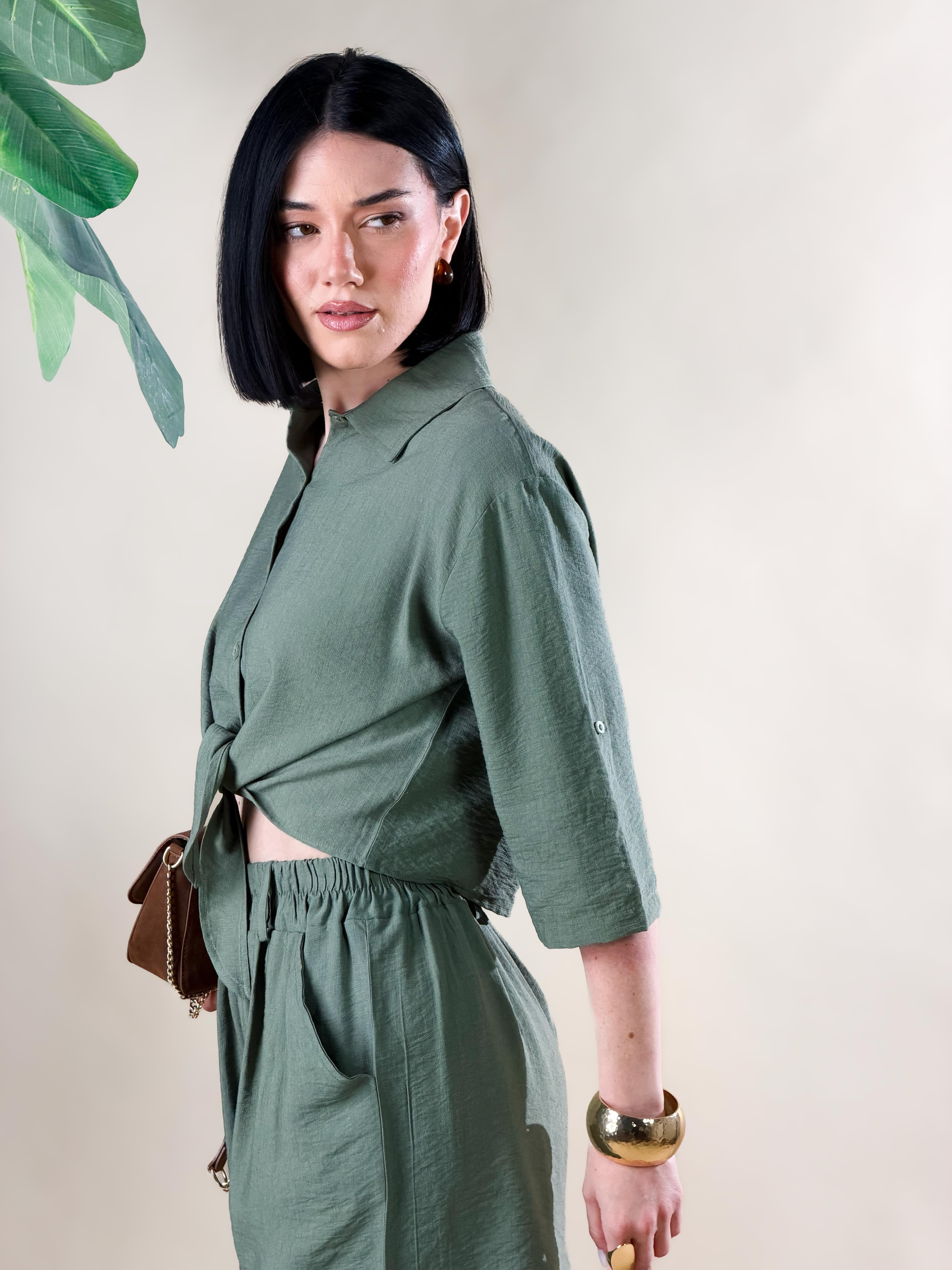 Camicia modello oversize corto, con nodo frontale |Colore:Verde militare