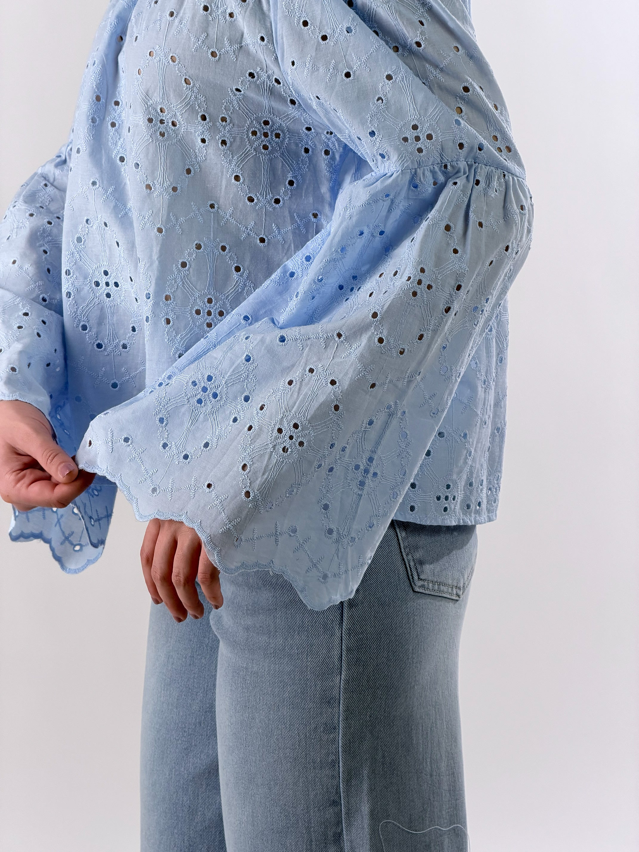 Blusa Scollo a barca pizzo san Gallo|Colore:Celeste