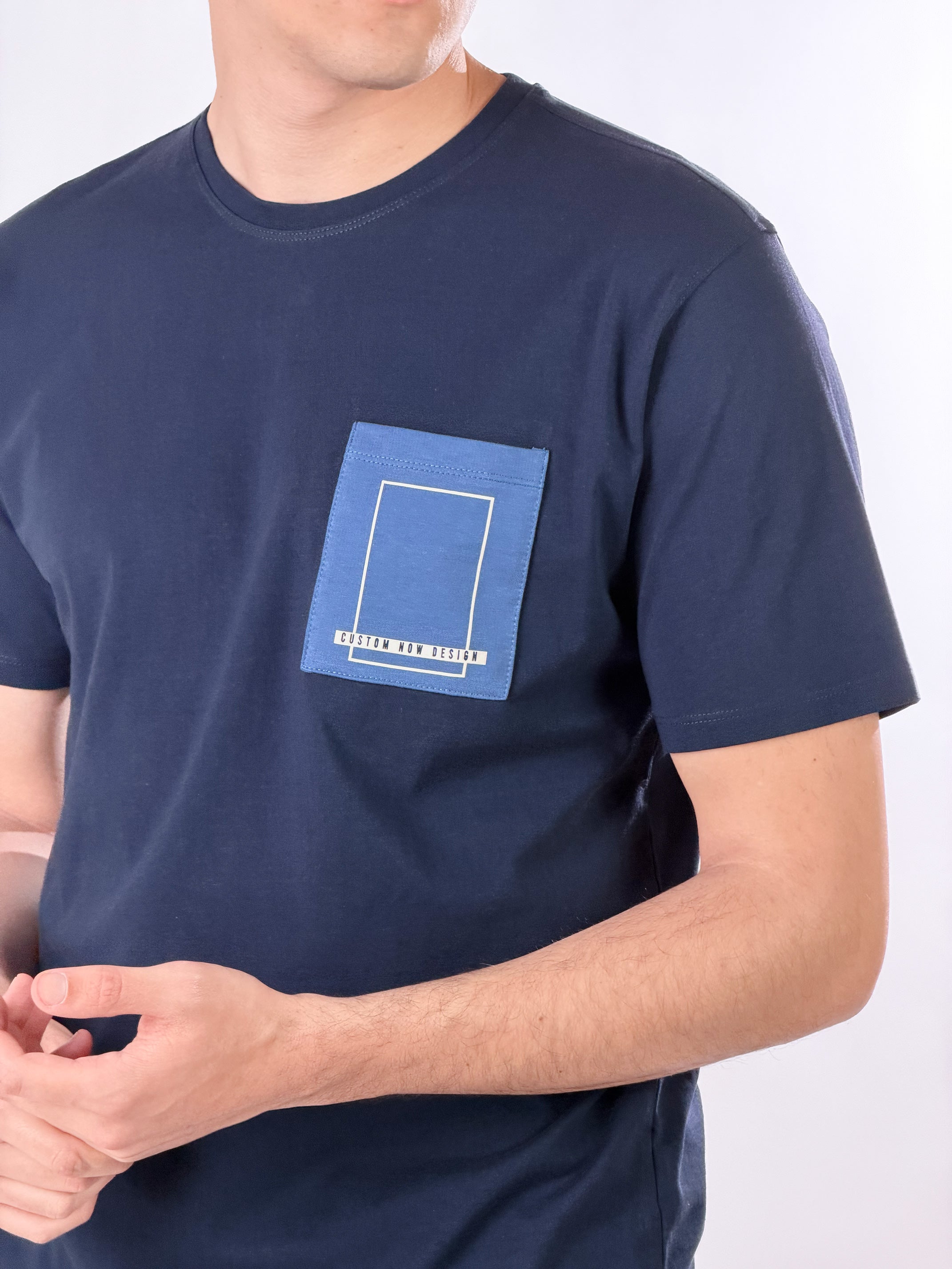 T-Shirt base fit con taschino applicato|Colore:Blu scuro