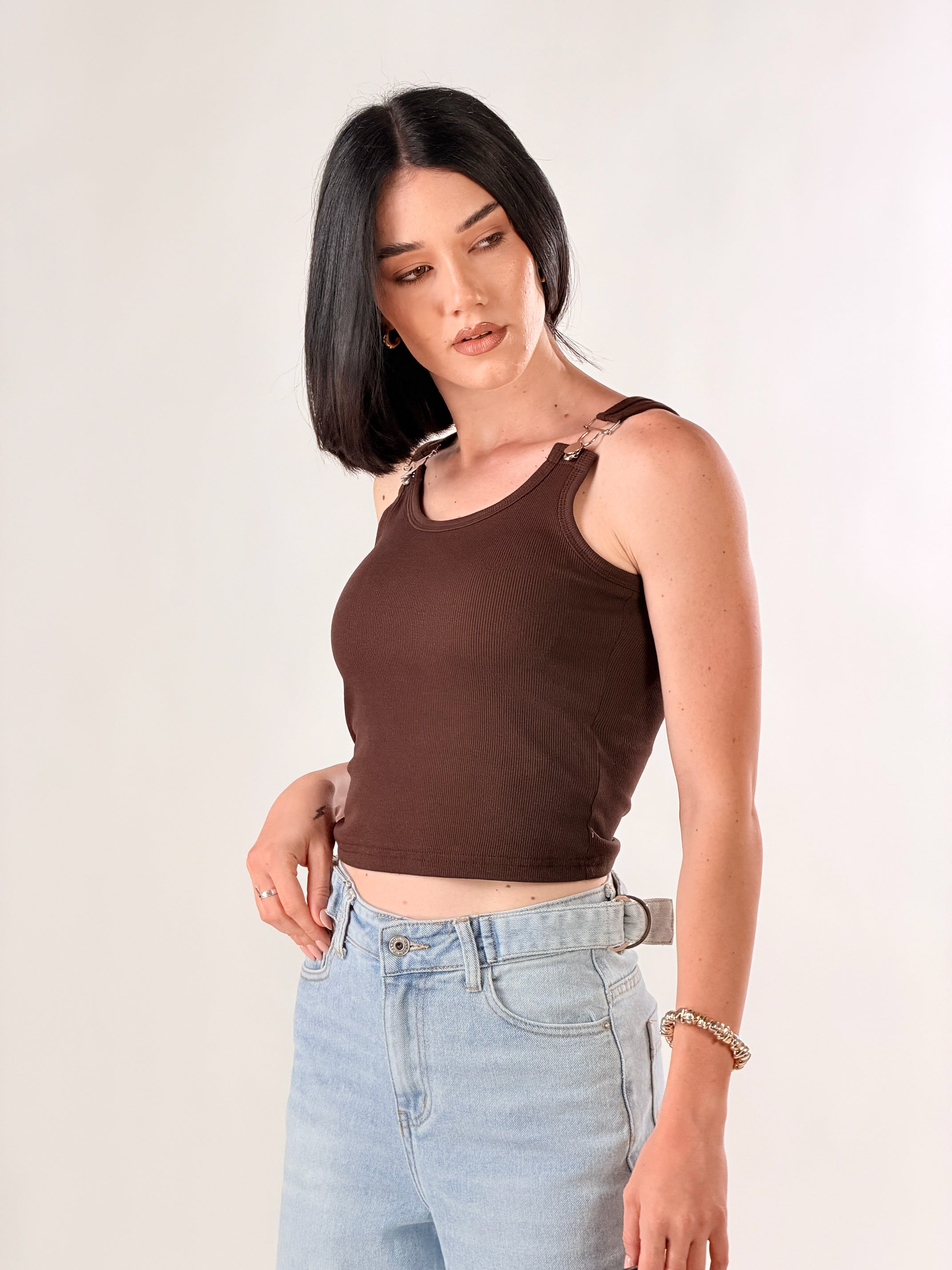 Top con fibbie|Colore:Marrone