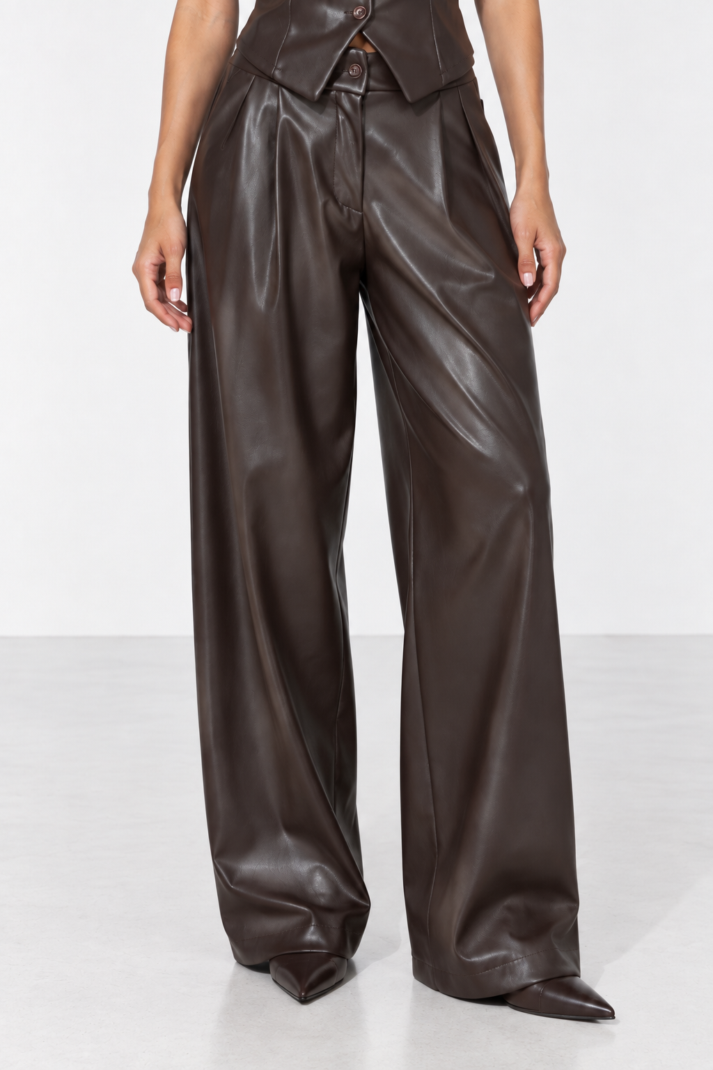 Pantaloni effetto pelle con pince|Colore:Marrone