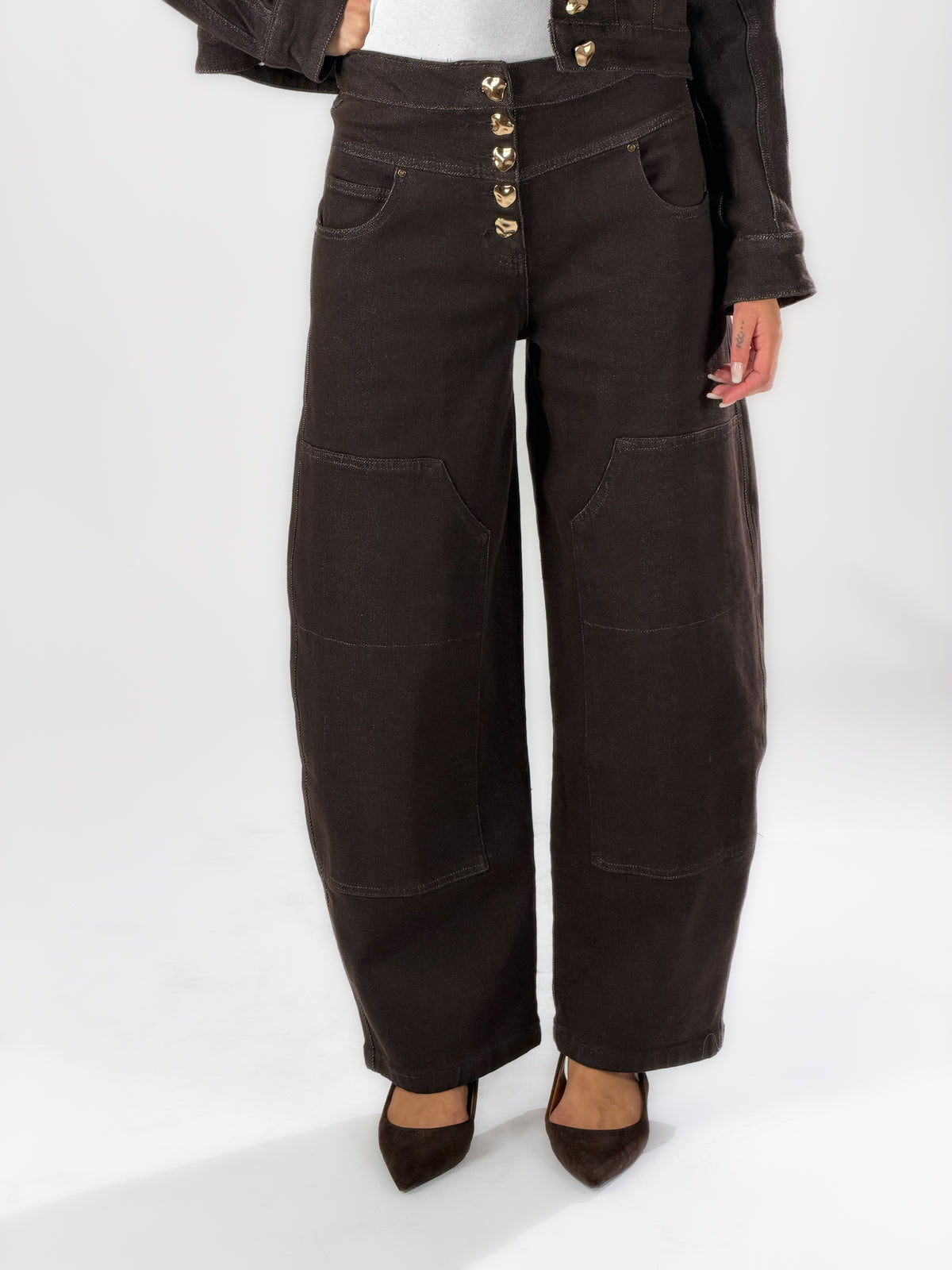 Jeans barrel con bottoni oro |Colore:Marrone