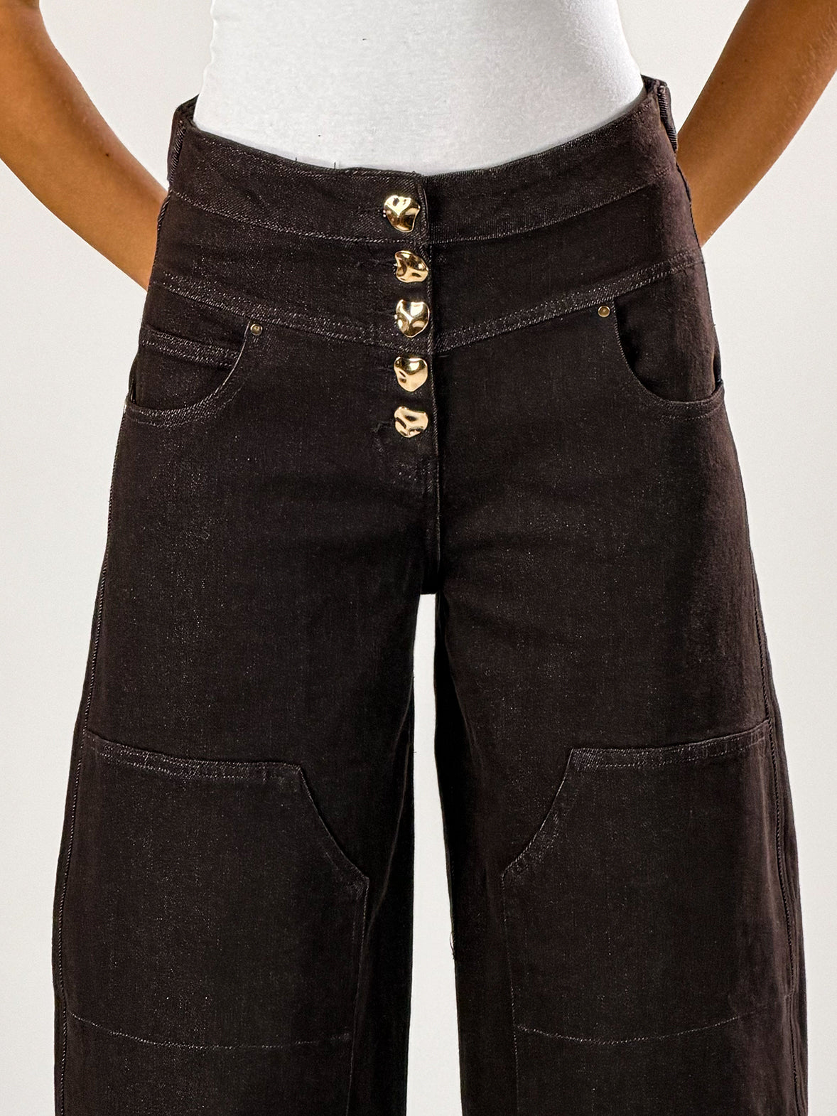 Jeans barrel con bottoni oro |Colore:Marrone