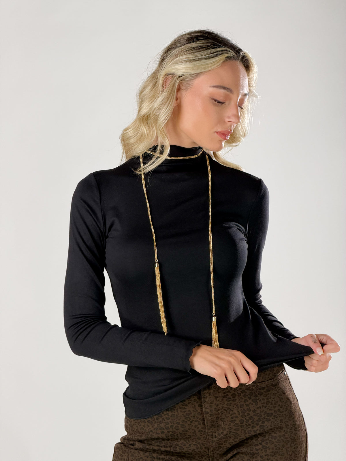 Maglia lupetto con collo ad orlo ondulato|Colore:Nero