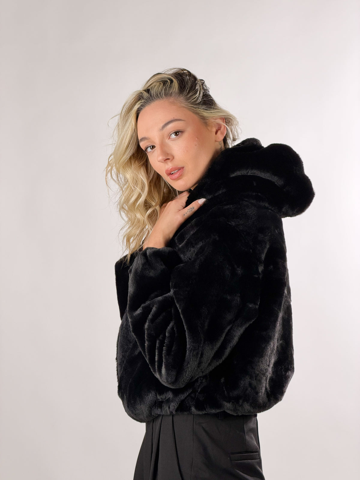 Giacca con cappuccio effetto pelliccia |Colore:Nero