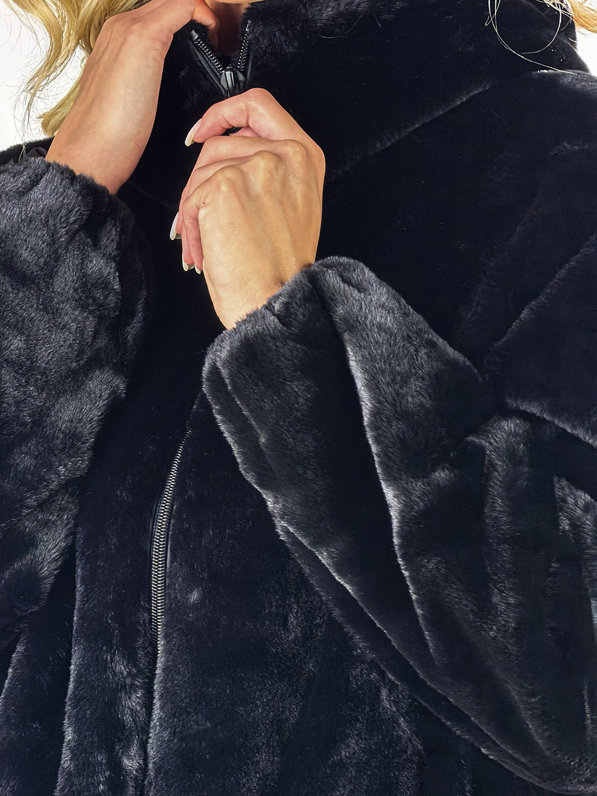 Giacca con cappuccio effetto pelliccia |Colore:Nero