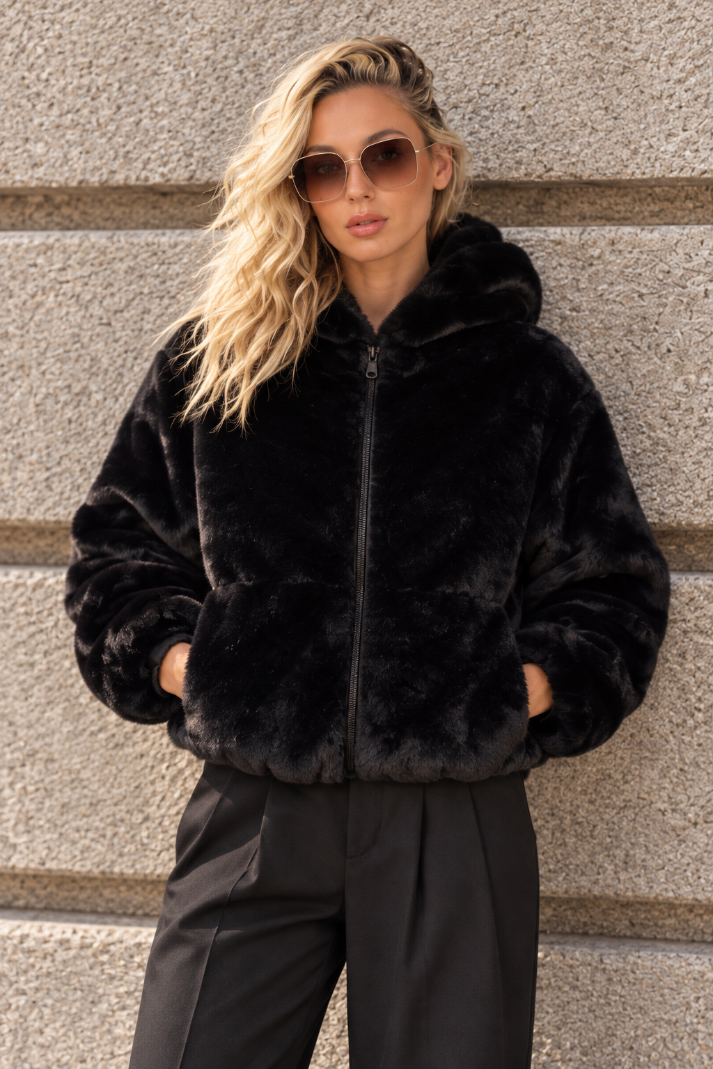 Giacca con cappuccio effetto pelliccia |Colore:Nero