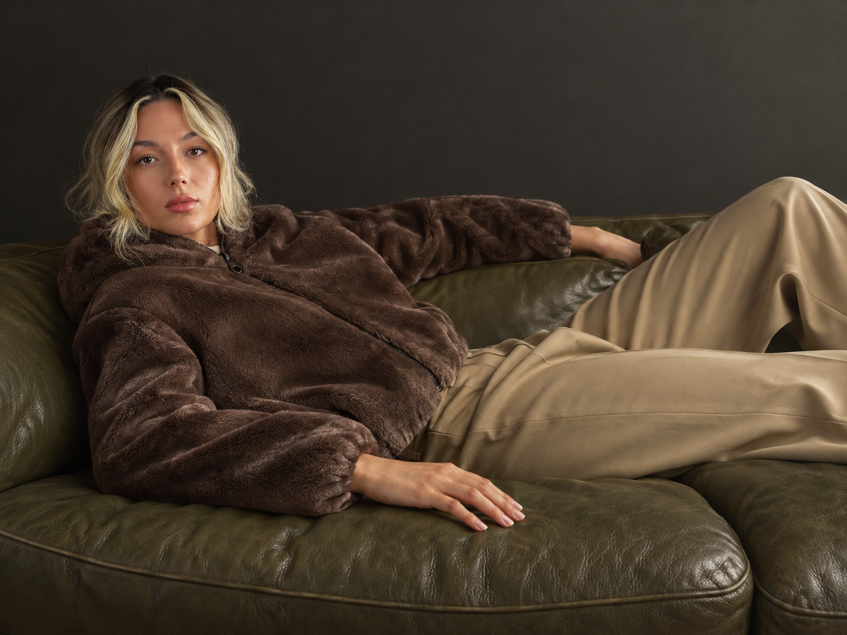 Giacca con cappuccio effetto pelliccia |Colore:Marrone