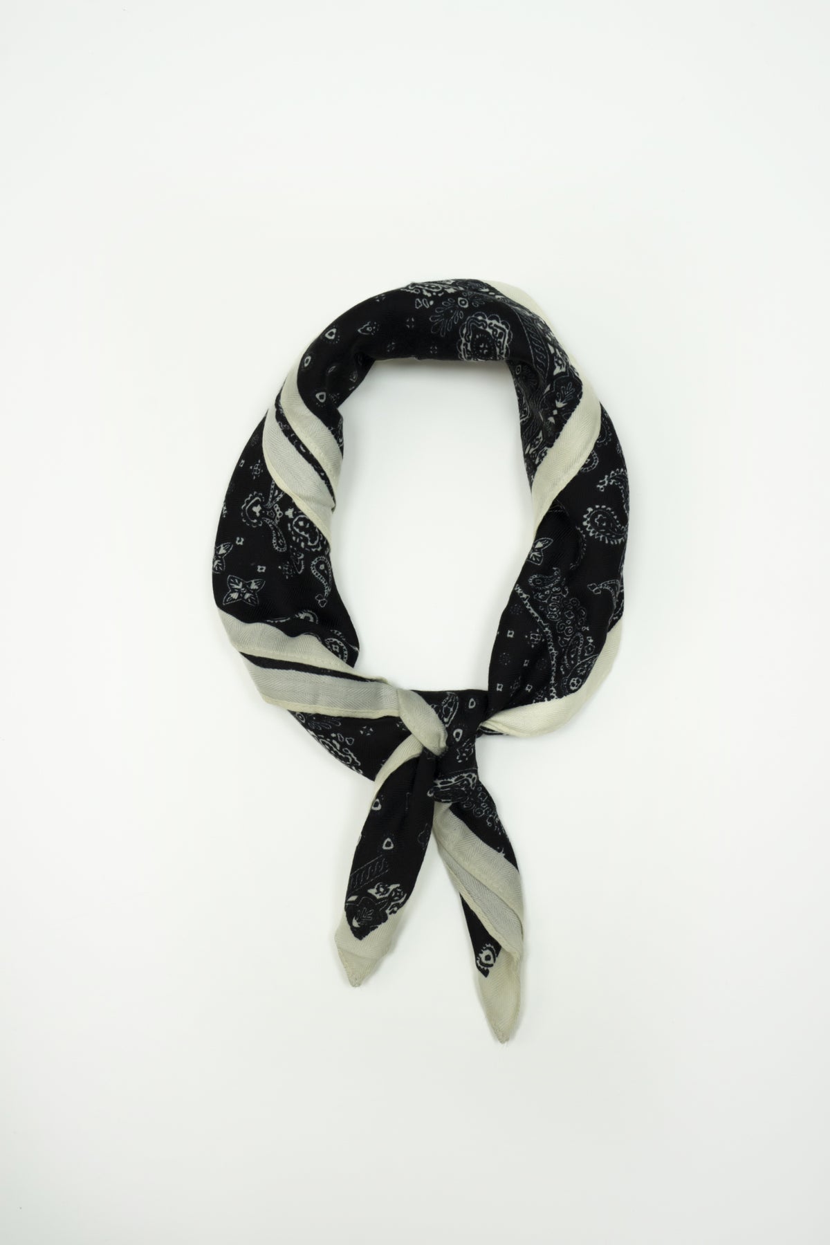 Foulard con stampa paisley e geometrica|Colore:Nero