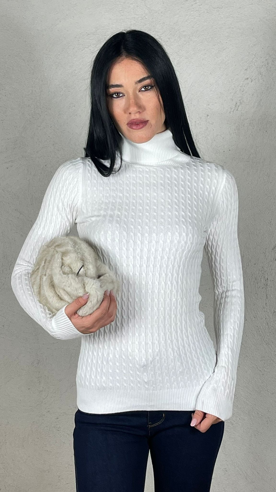 Maglia collo alto trecce