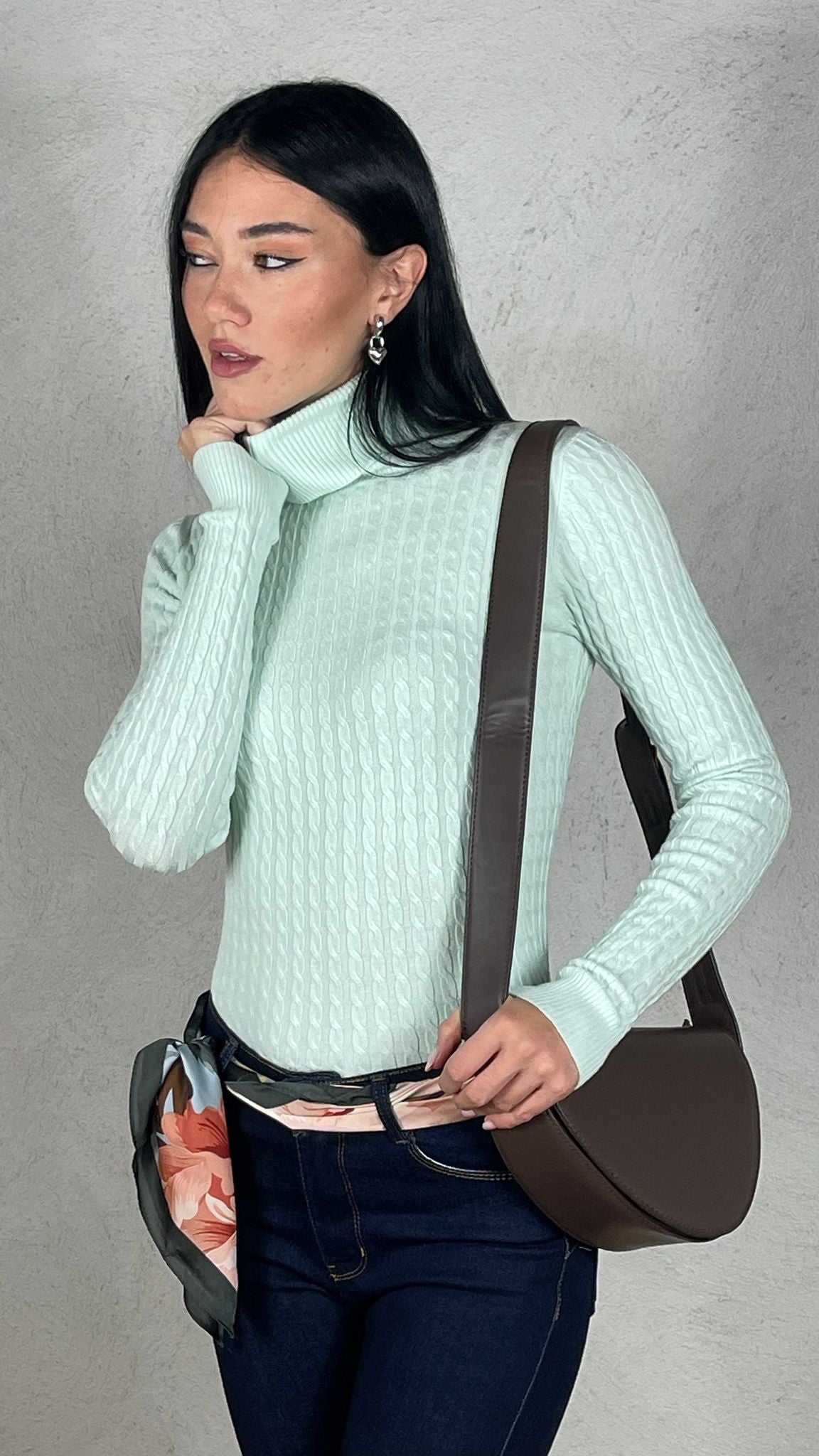 Maglia collo alto trecce