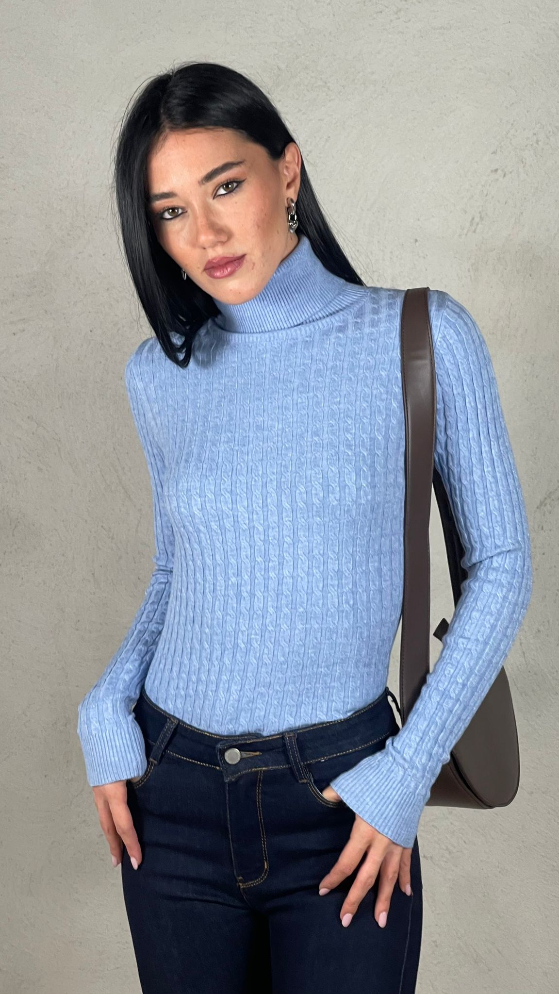 Maglia collo alto trecce