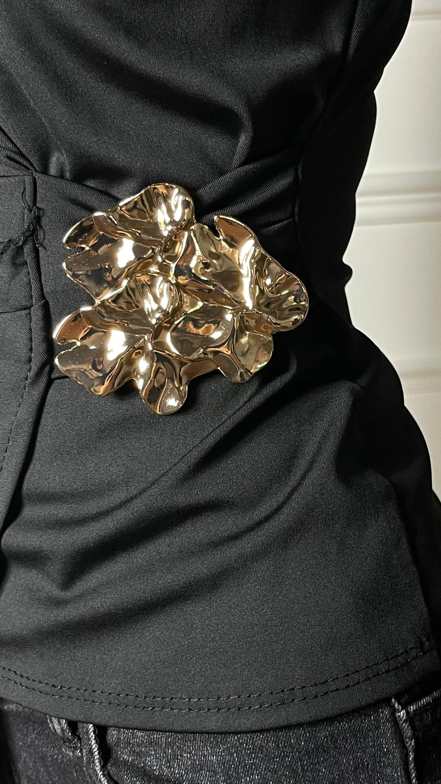 Blusa con accessorio fiore oro
