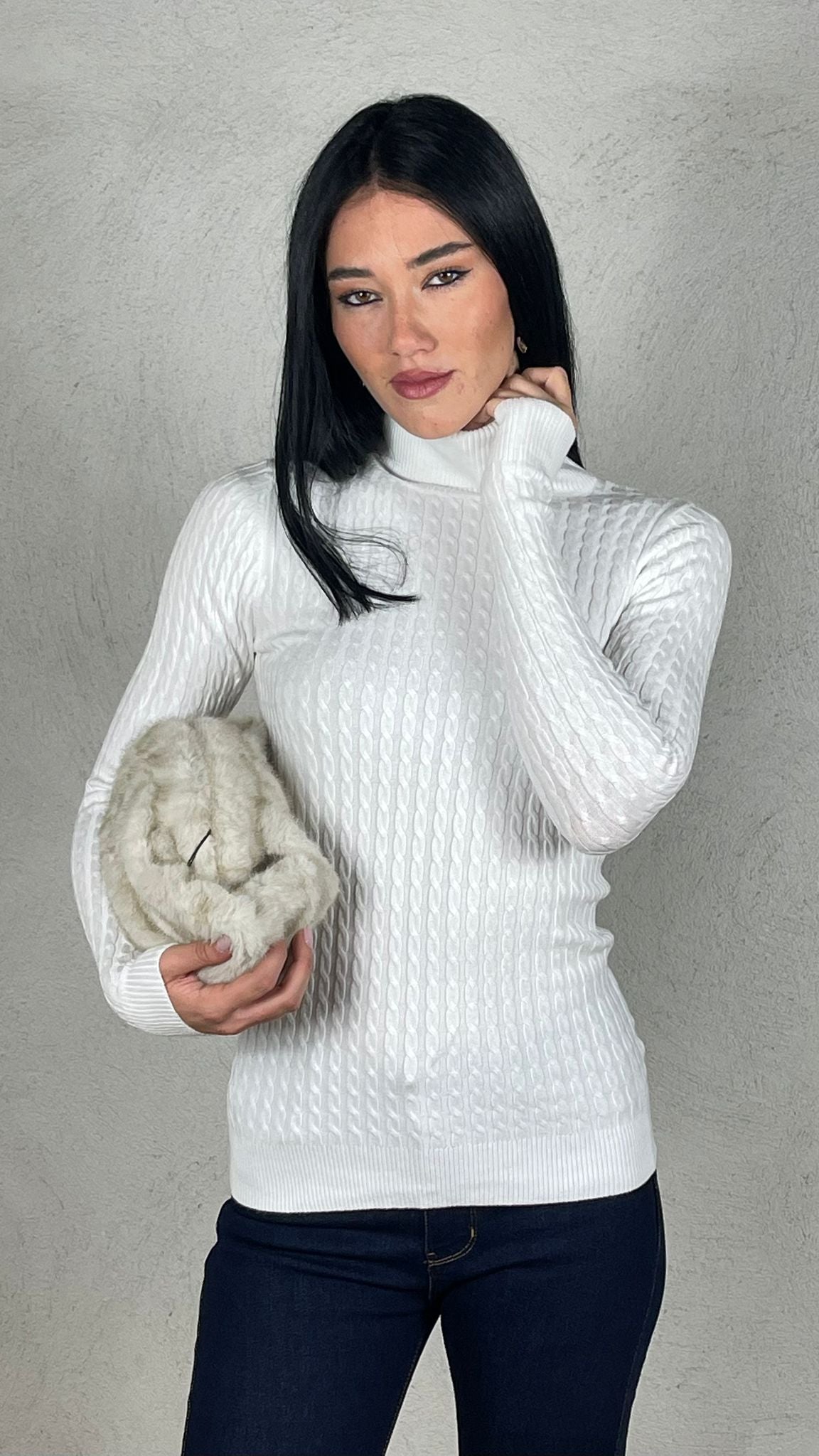 Maglia collo alto trecce