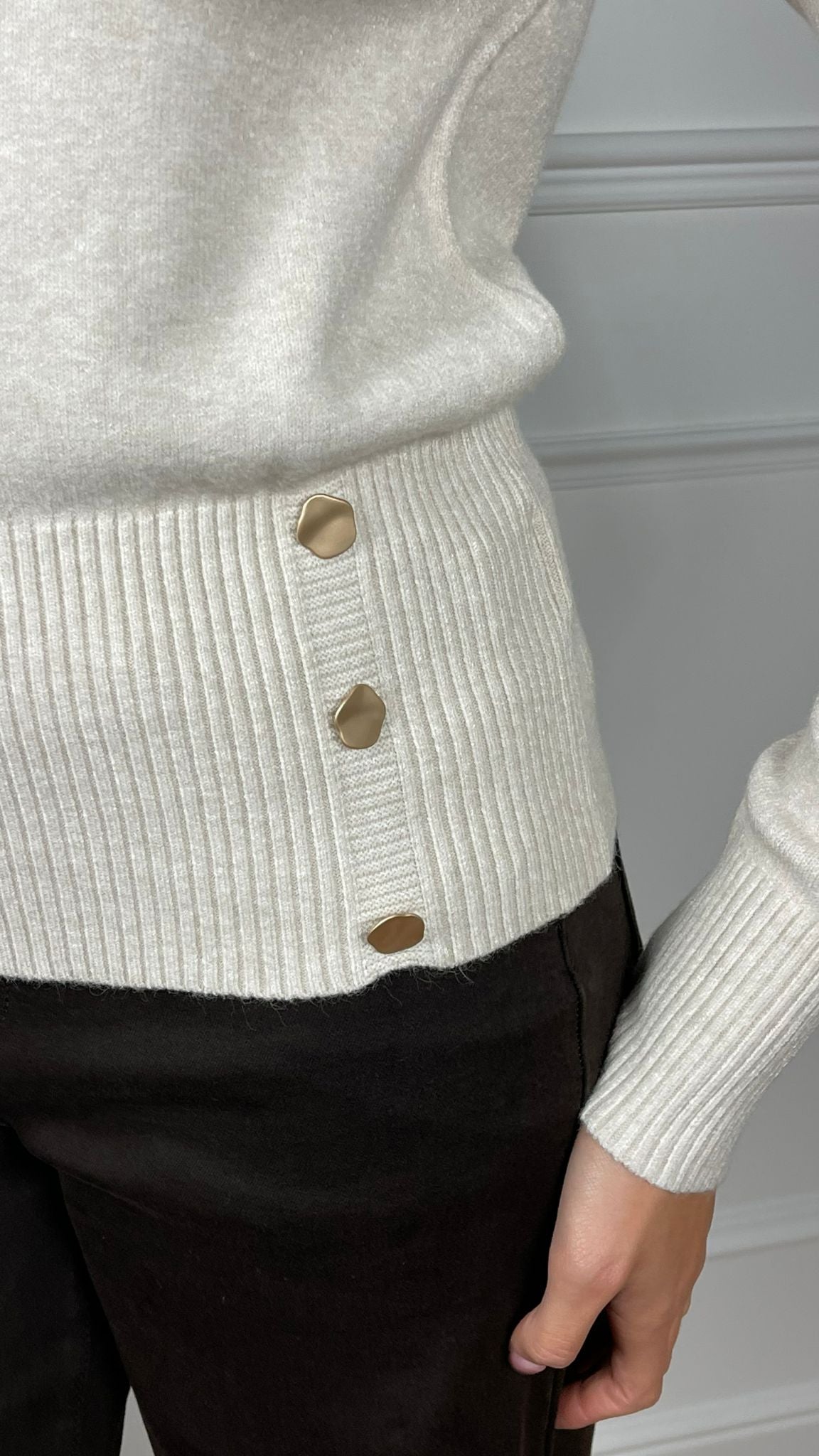 Maglia con accessorio esagonale